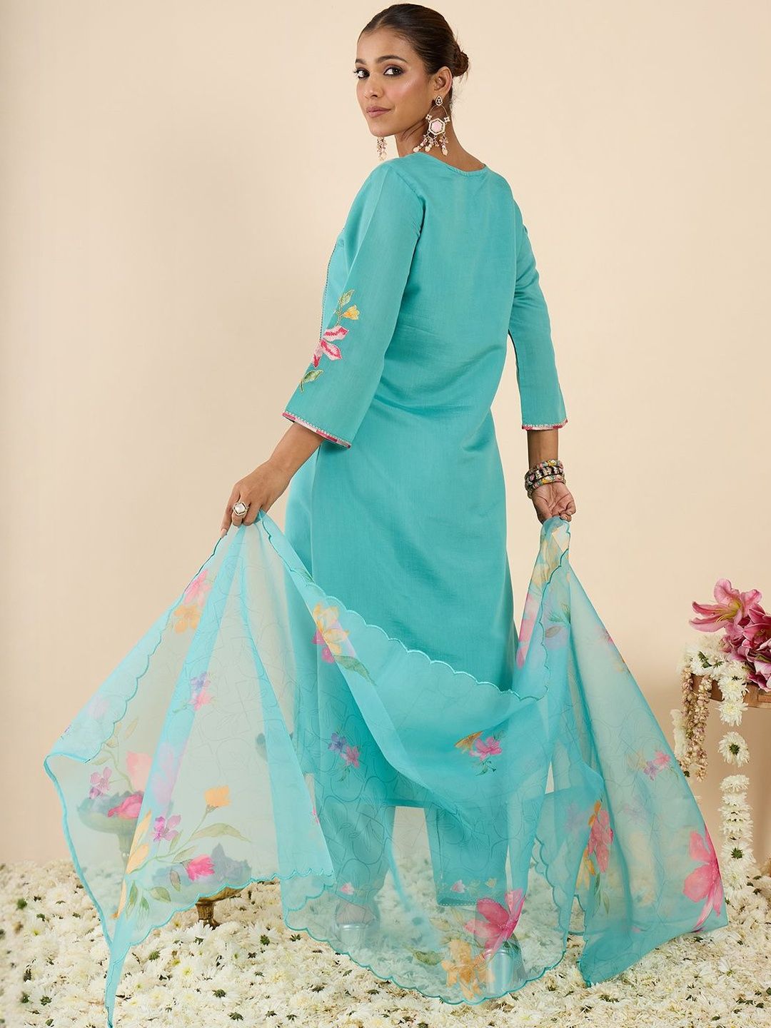 Women Floral Embroidered Regular Thread Work Kurta with Trousers & With Dupatta