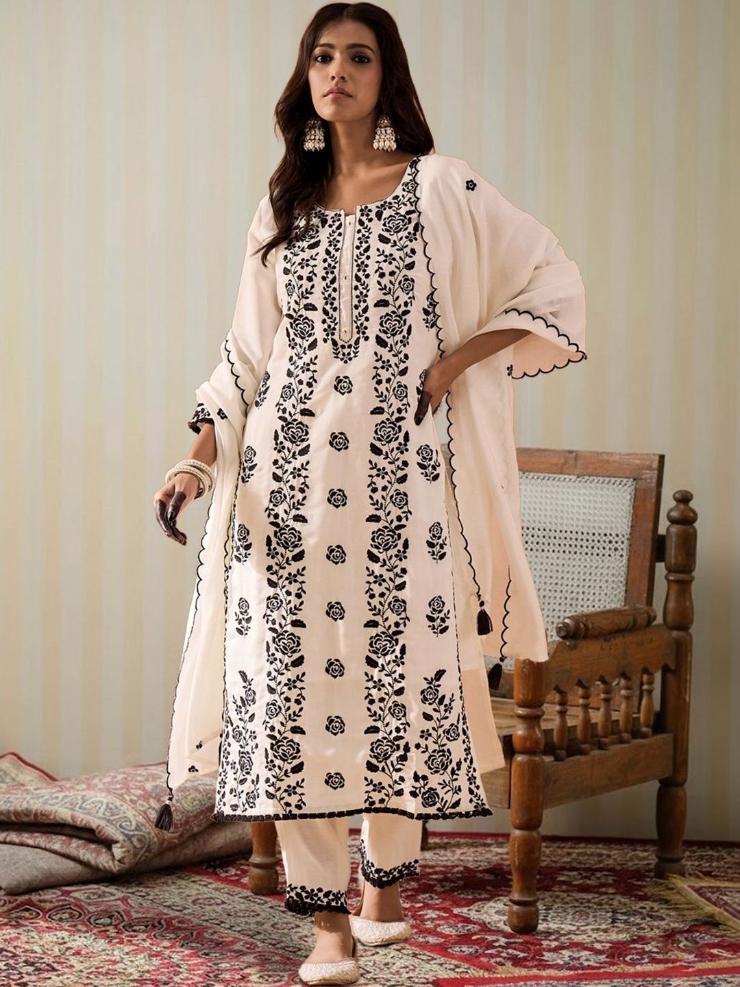 Women Floral Embroidered Regular Thread Work Kurta with Trousers & With Dupatta