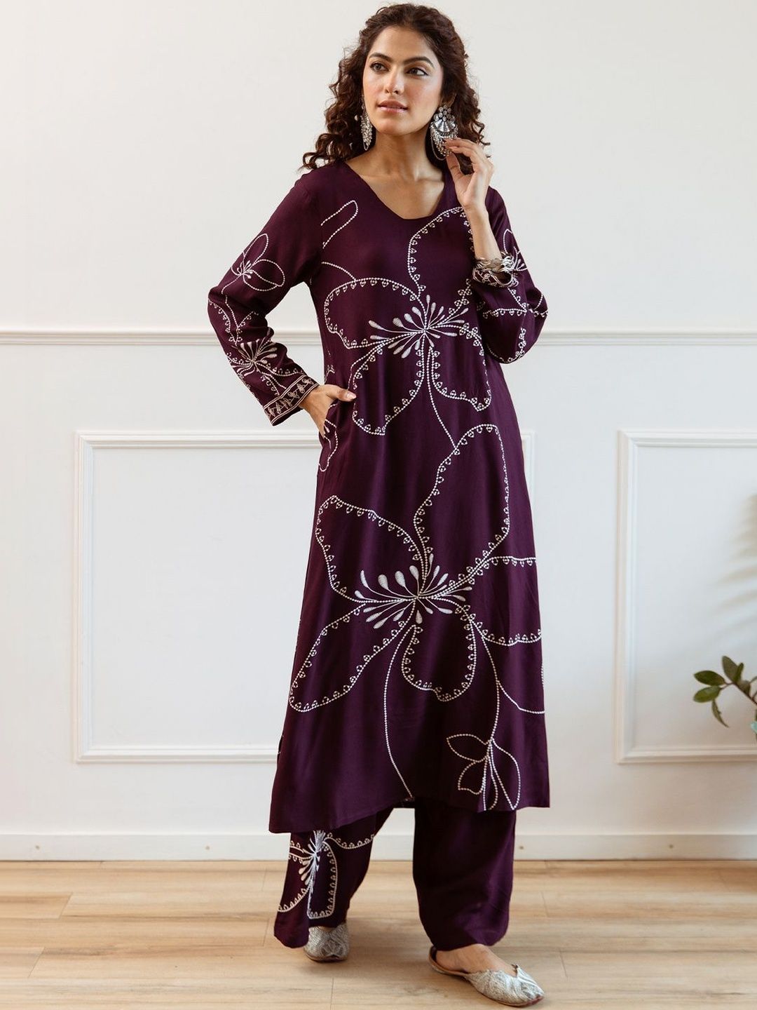 Women Floral Embroidered Regular Thread Work Kurta with Trousers