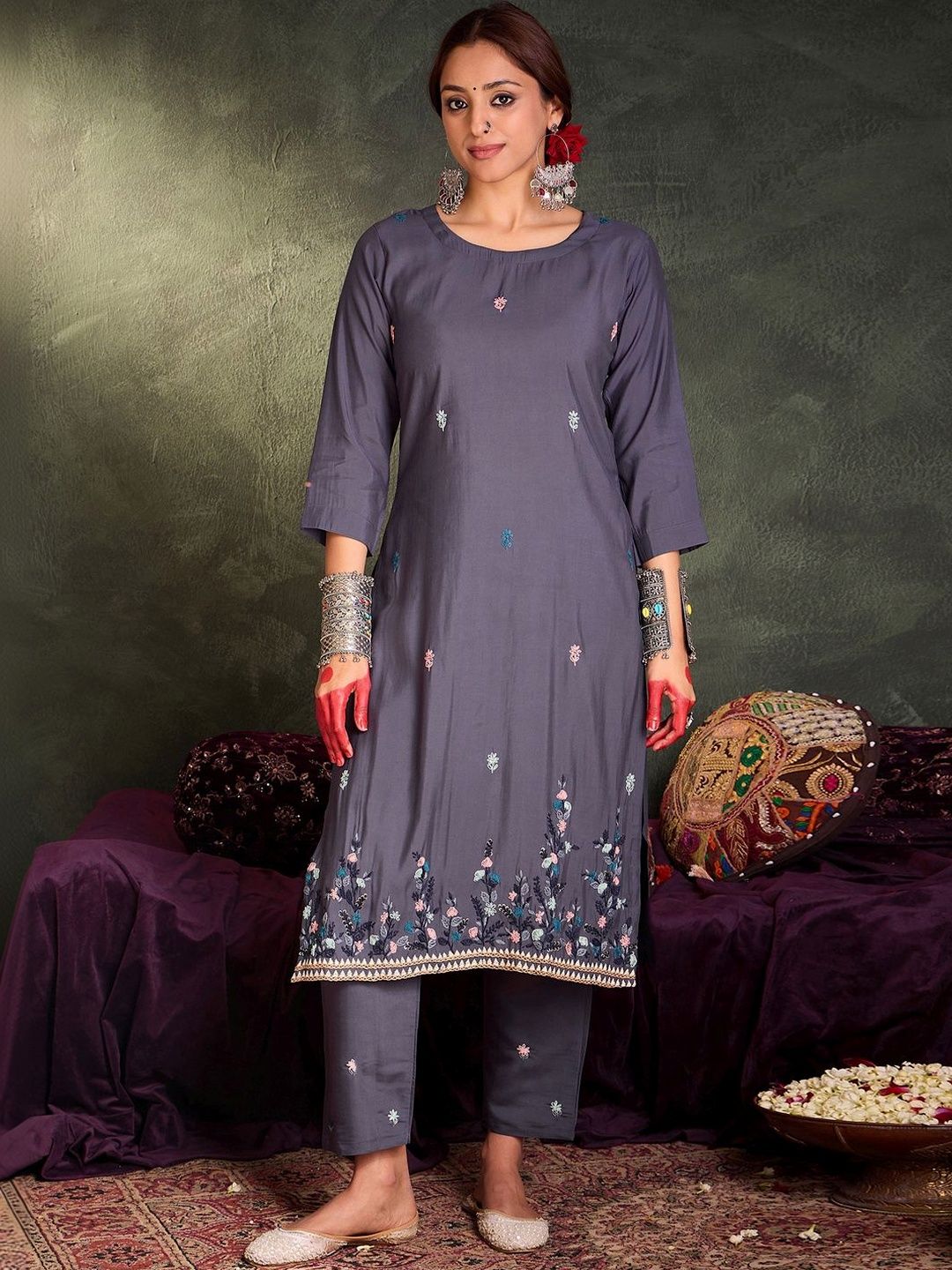Women Floral Embroidered Regular Thread Work Kurta with Trousers & With Dupatta