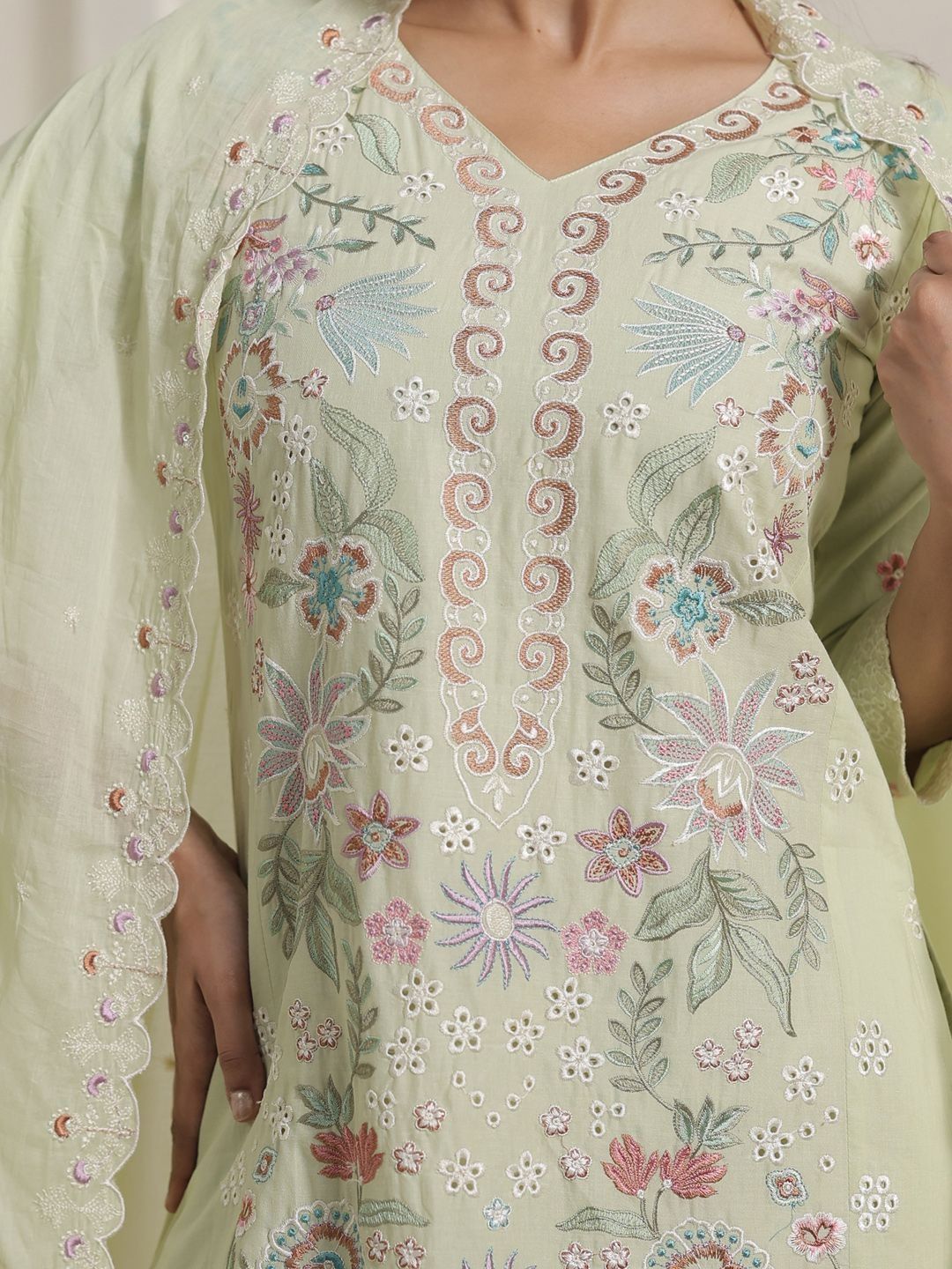 Women Floral Embroidered Thread Work Pure Cotton Kurta with Trousers & Dupatta