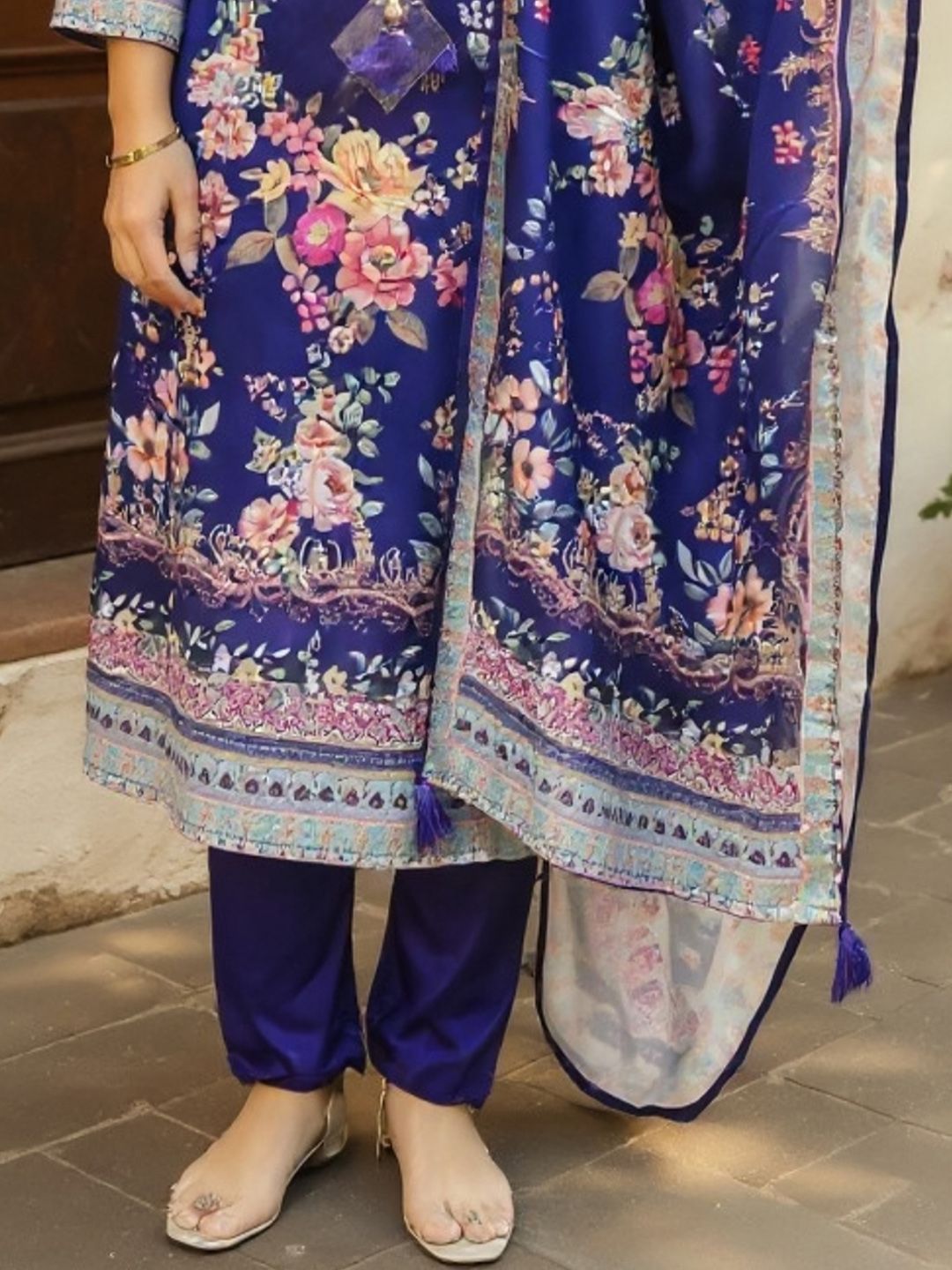 Women Floral Printed Regular Beads & Stones Kurta with Trousers & Dupatta