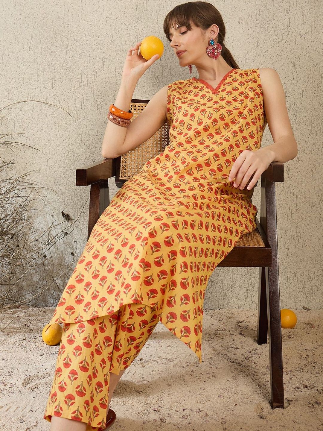 Women Ethnic Motifs Printed Cotton Kurta with Trousers