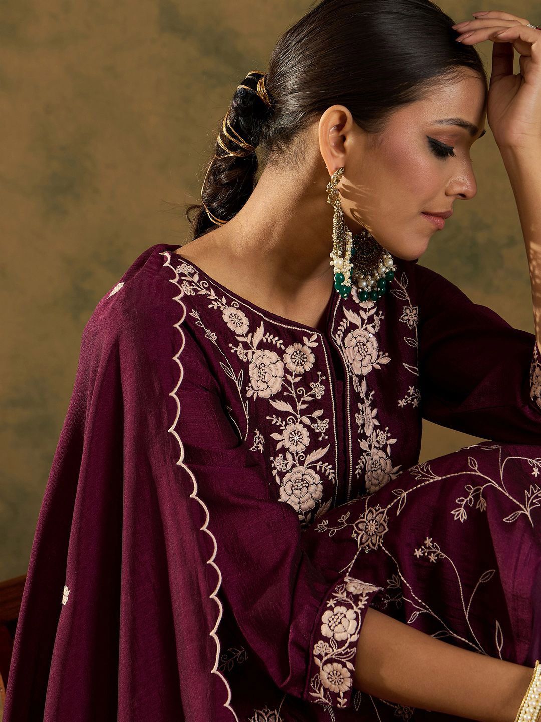 Dhiyona IE Ethnic Floral Embroidered Thread Work Detail Regular Slevees Round Neck Kurta Set