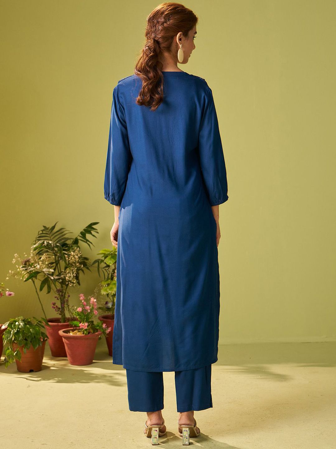 Women Floral Embroidered Kurta with Trousers