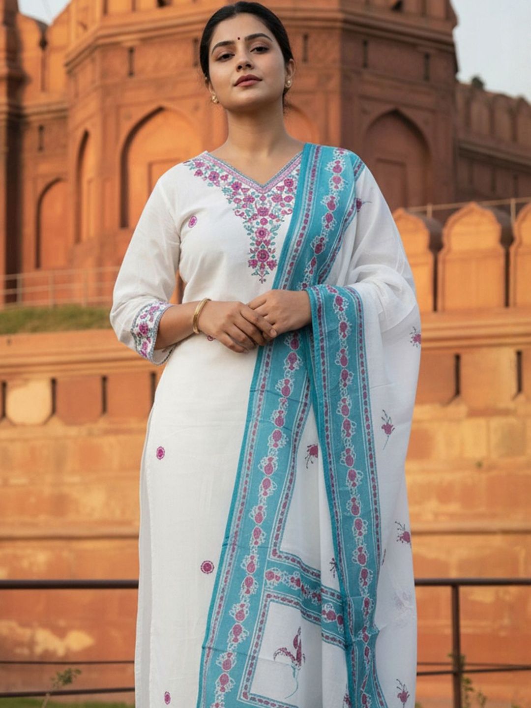 Women Embroidered Thread Work Pure Cotton Kurta with Trousers & With Dupatta