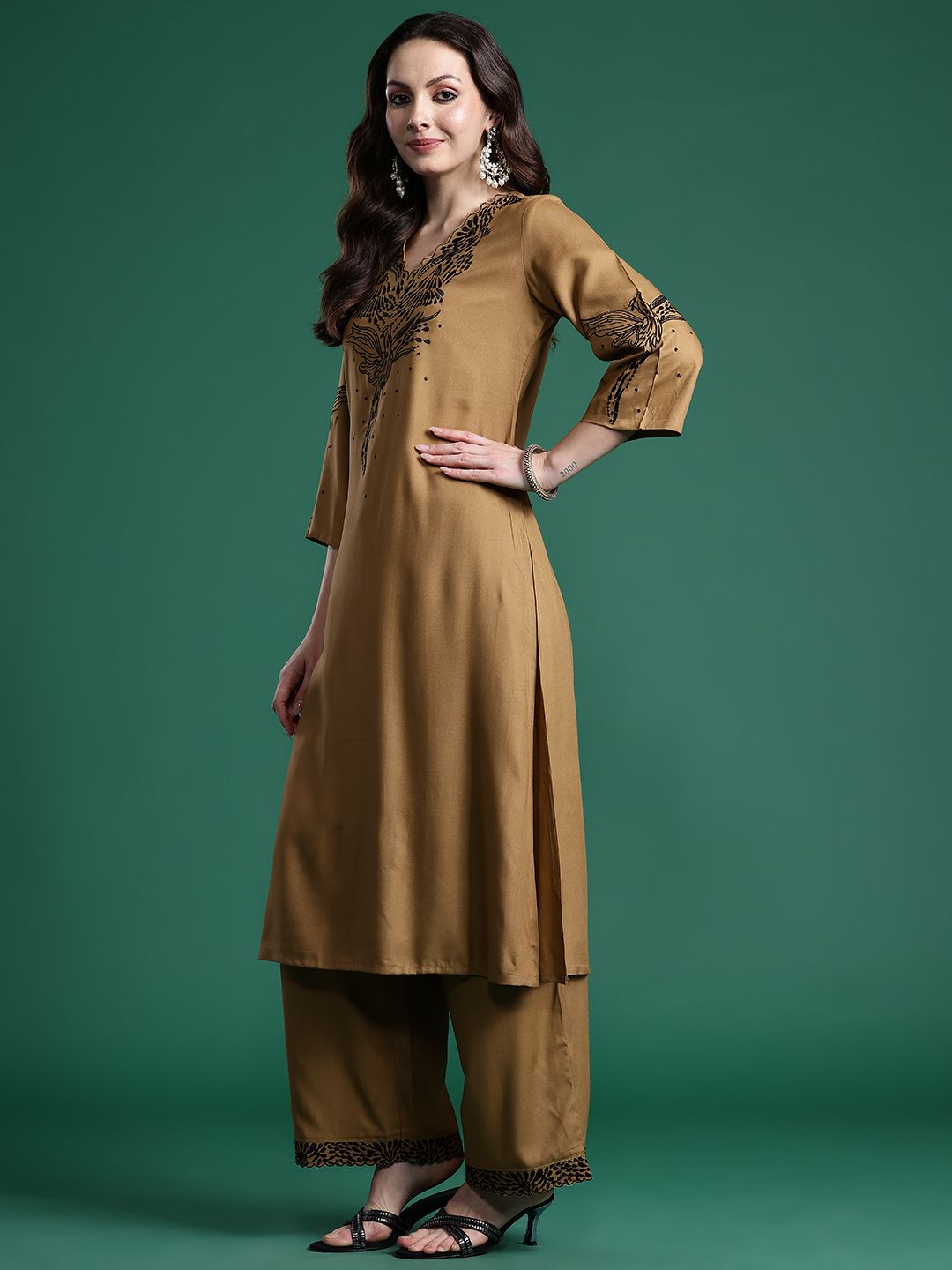 Dhiyona IE Embroidered Kurta with Trousers