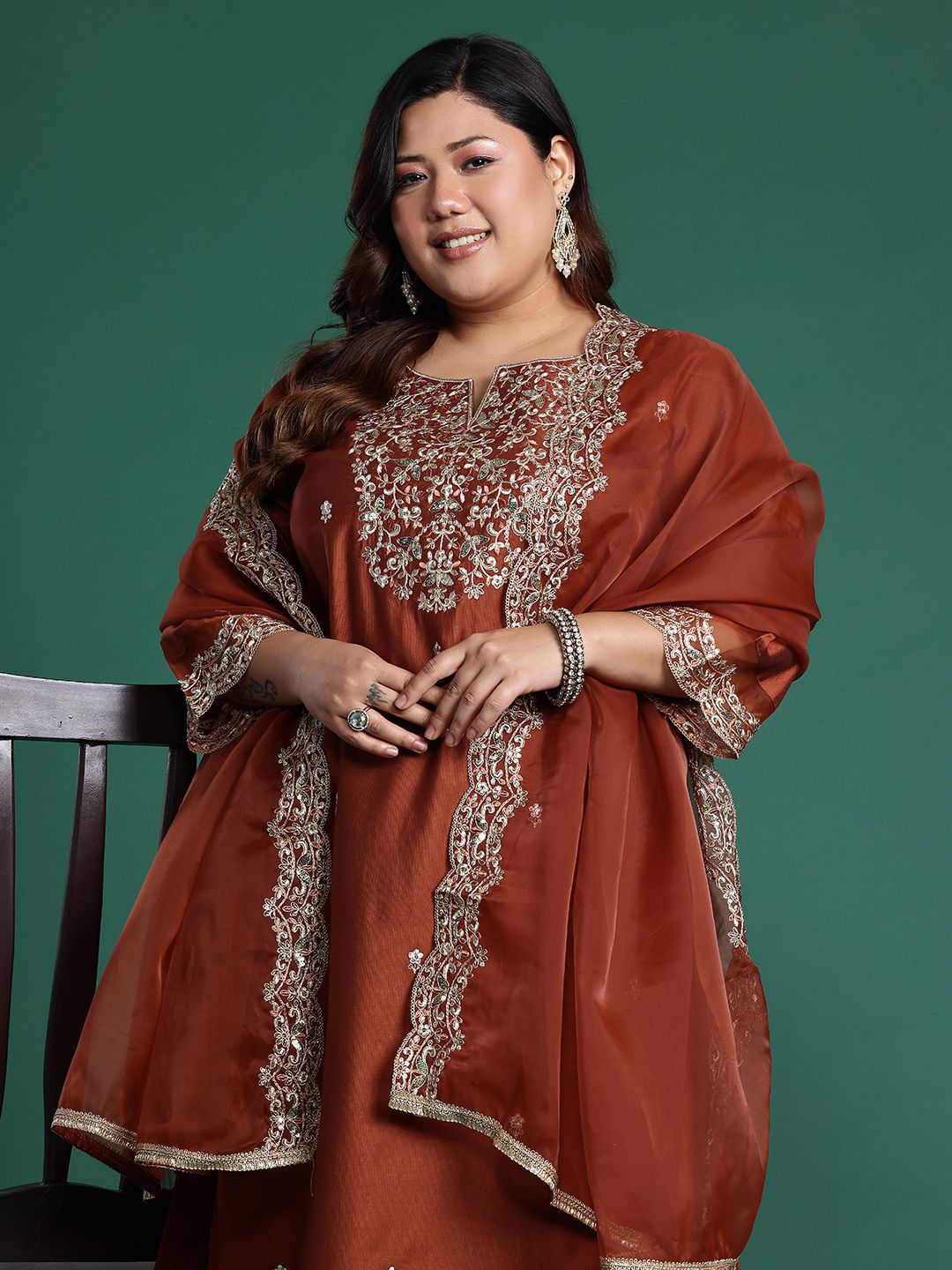 Dhiyona IE Plus Size Floral Embroidered Sequinned Liva Kurta with Trousers & With Dupatta