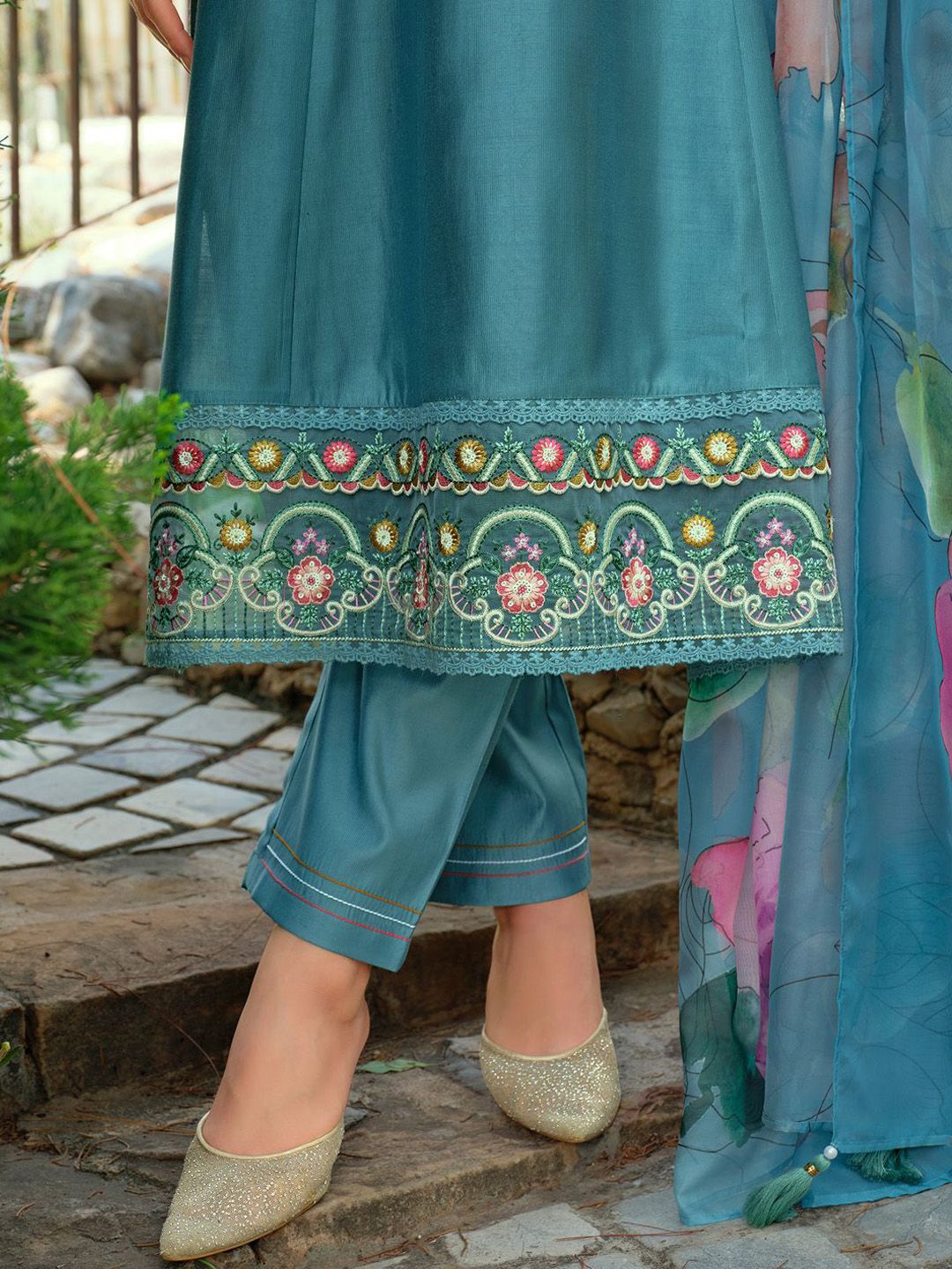 Women Floral Embroidered Kurta with Trousers & Dupatta