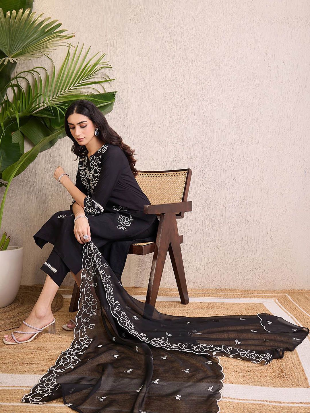 Women Floral Embroidered Regular Thread Work Kurta with Trousers & With Dupatta