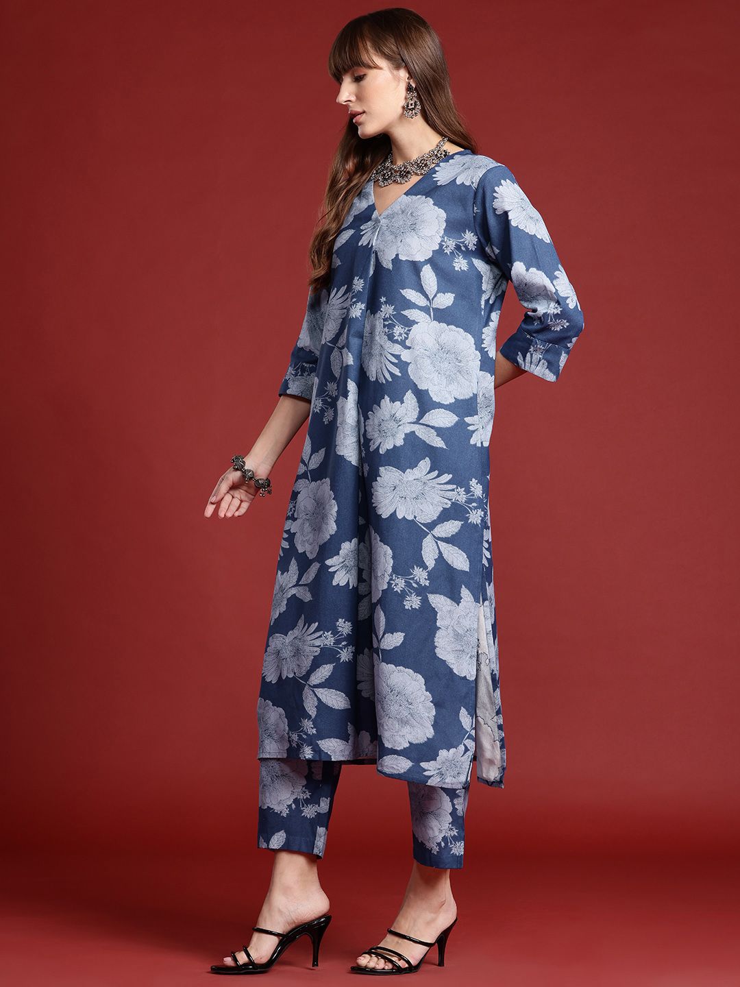 Dhiyona IE V-Neck Floral Printed Pleat Detailed Kurta with Trousers