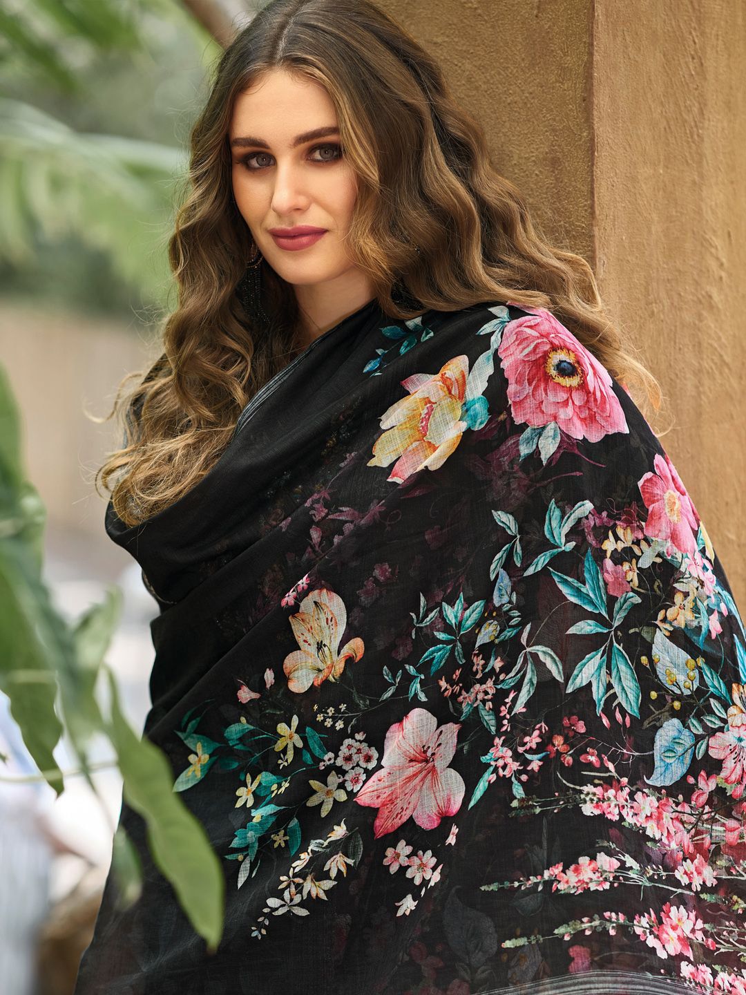 Women Floral Regular Thread Work Linen Kurta with Trousers & With Dupatta