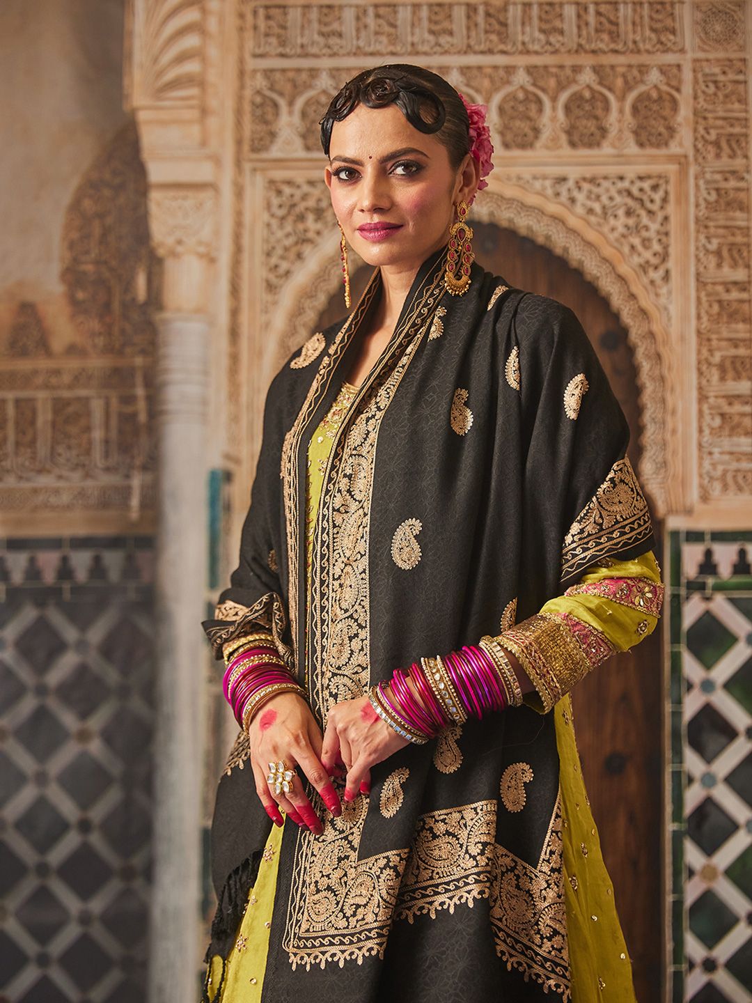 Dhiyona PA Women Paisley Embroidered Shawl