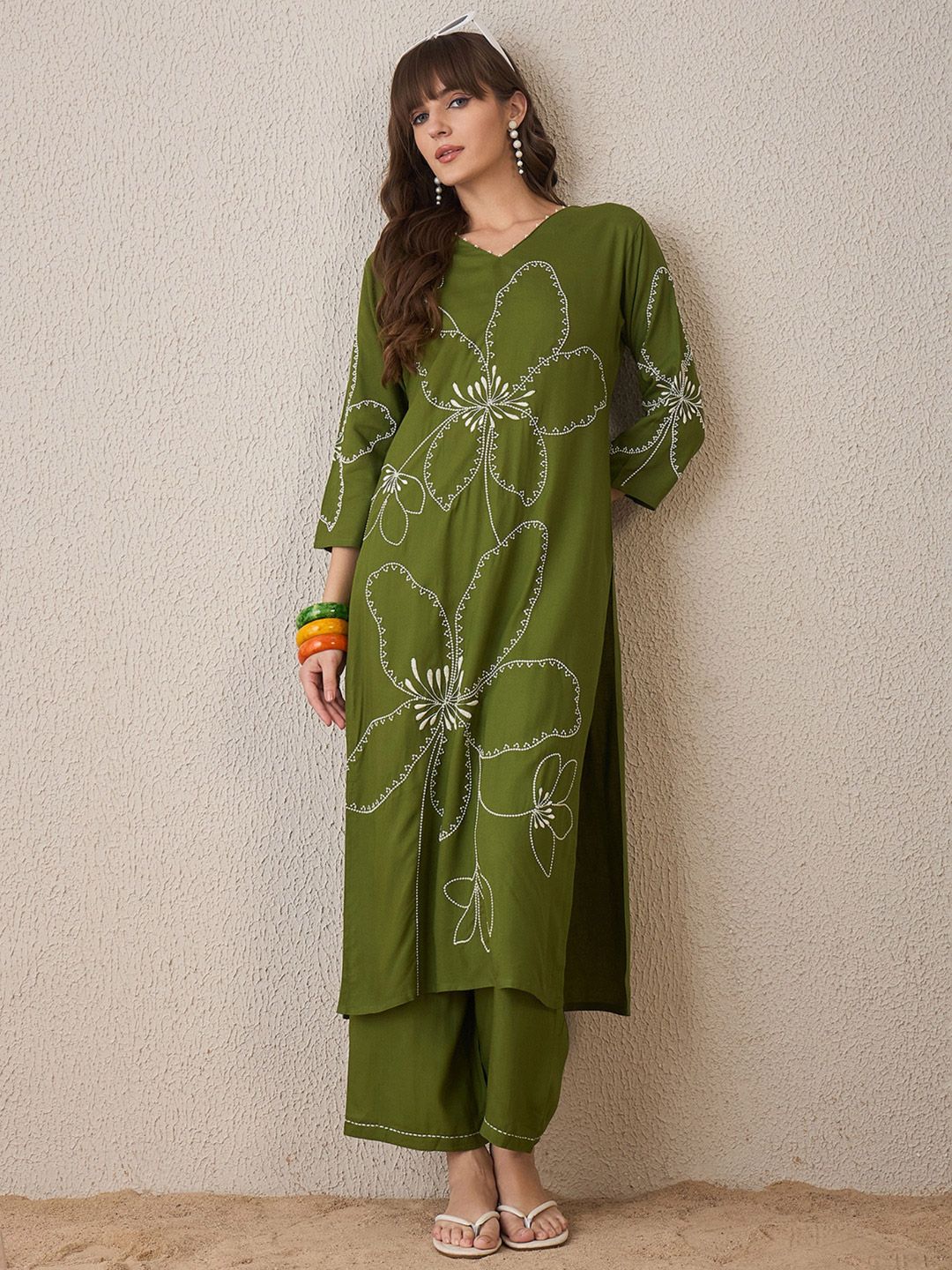 Floral Embroidered V-Neck Thread Work Straight Kurta With Trouser