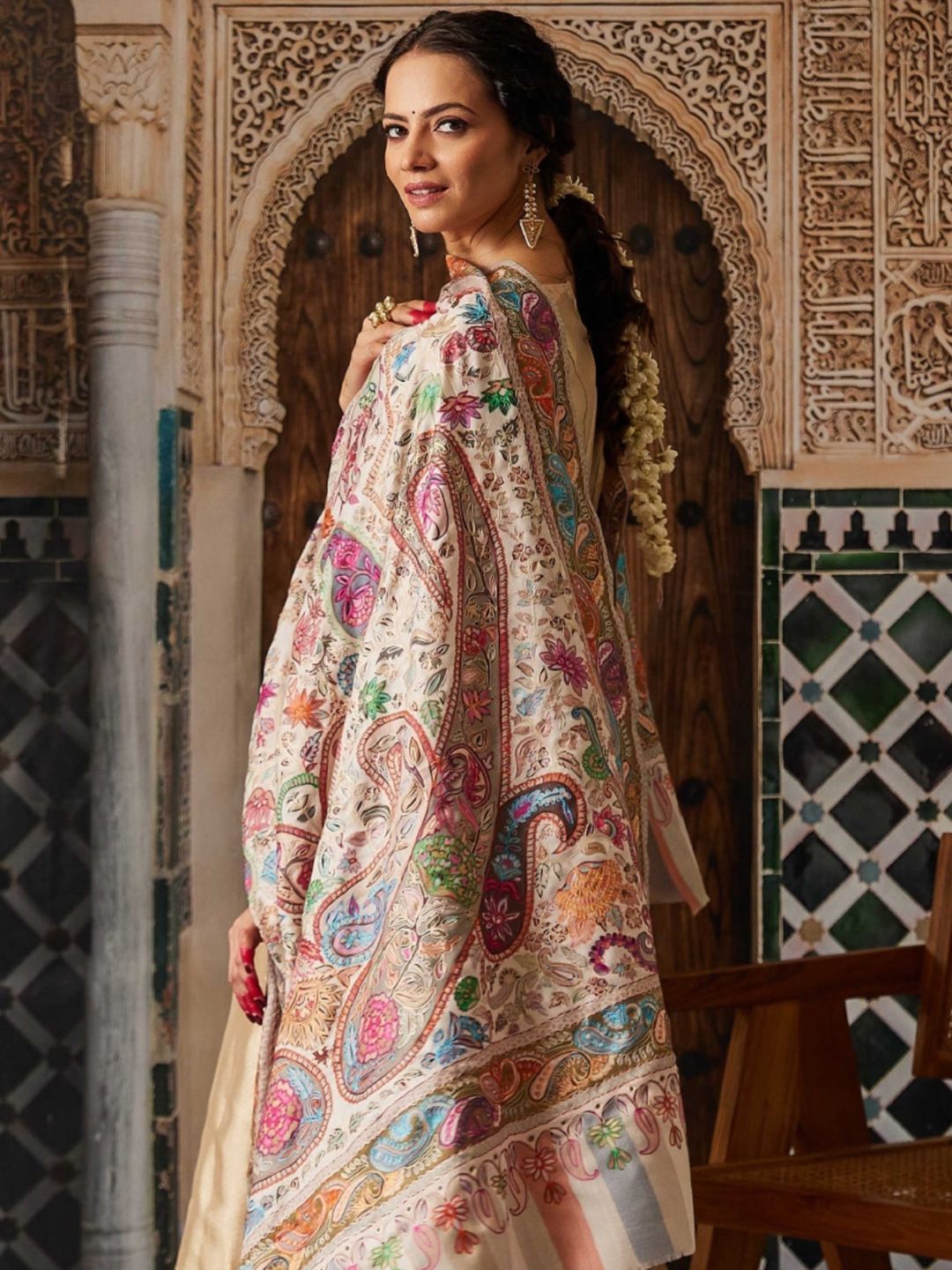 Dhiyona PA Women Floral Embroidered Shawl