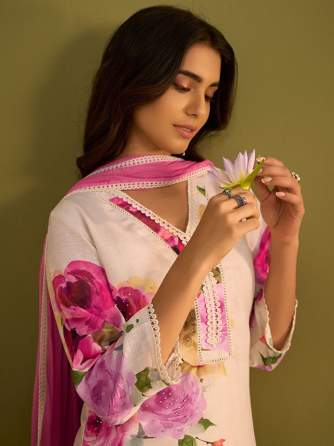 Dhiyona IE Floral Printed V-Neck Linen Straight Kurta With Trousers & Dupatta