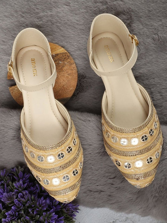 Dhiyona AK Women Embellished Ethnic Mojaris