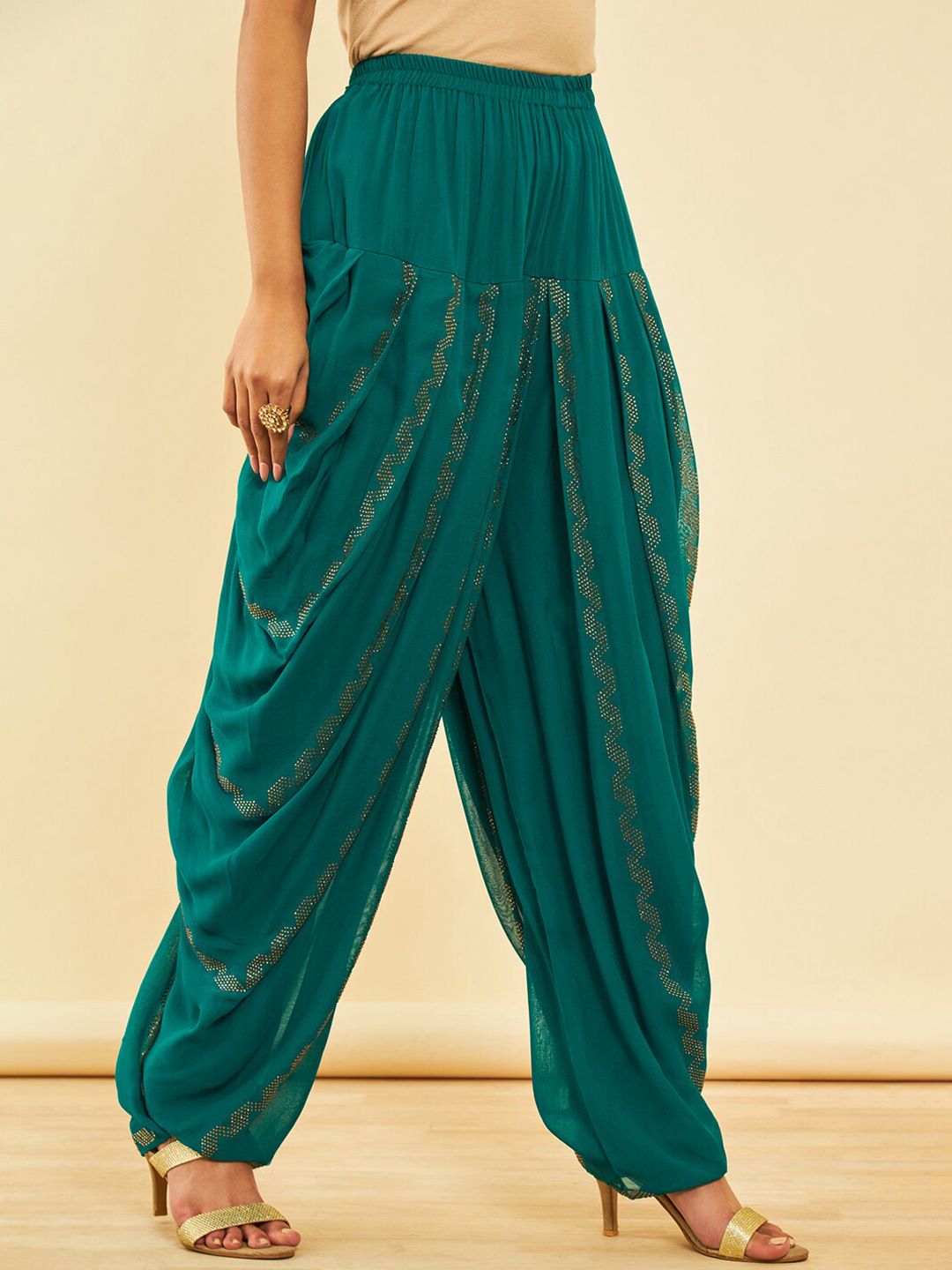 Dhiyona SO Women's Embroidered V-Neck Long Sleeves Beads and Stones Kurta Set