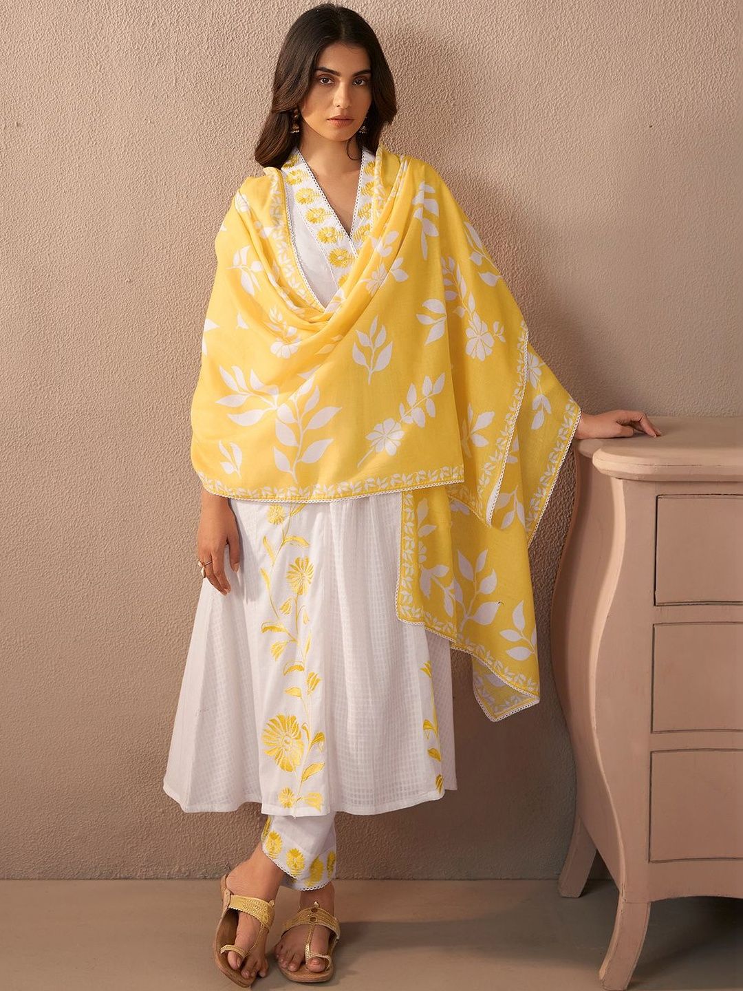 Women Floral Embroidered Regular Thread Work Pure Cotton Kurta with Trousers & With Dupatta