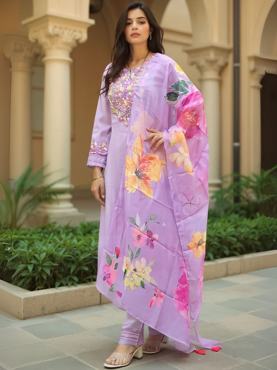 Women Floral Embroidered Regular Thread Work Kurta with Trousers & Dupatta