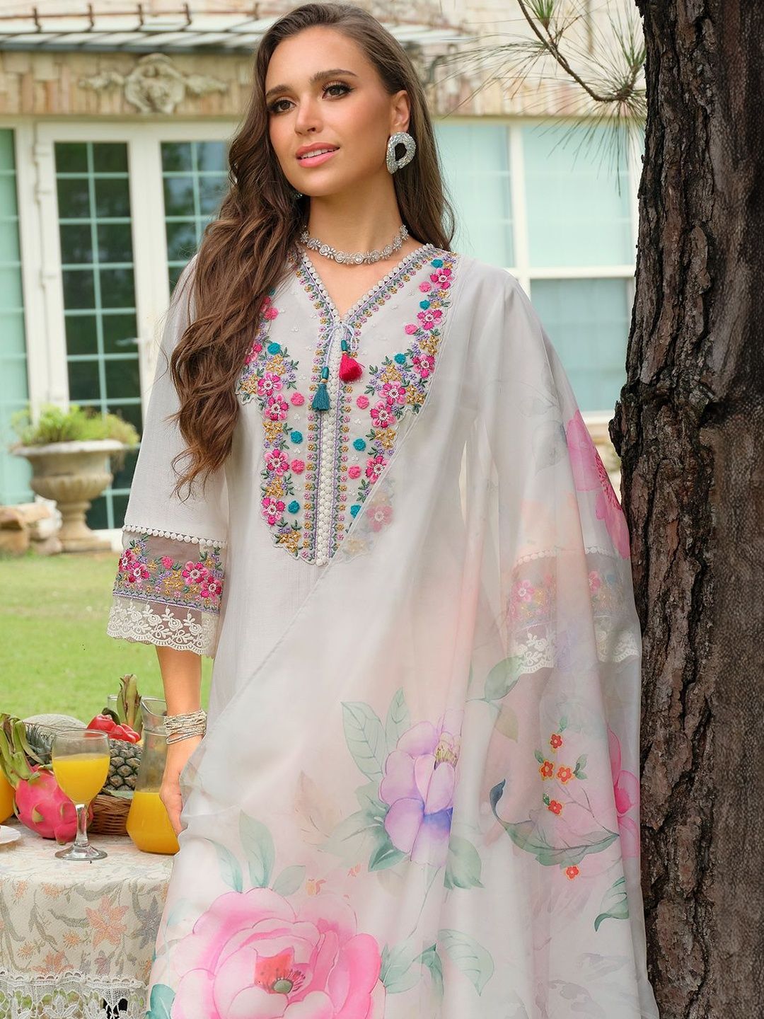 Women Floral Embroidered Regular Thread Work Kurta with Trousers & With Dupatta
