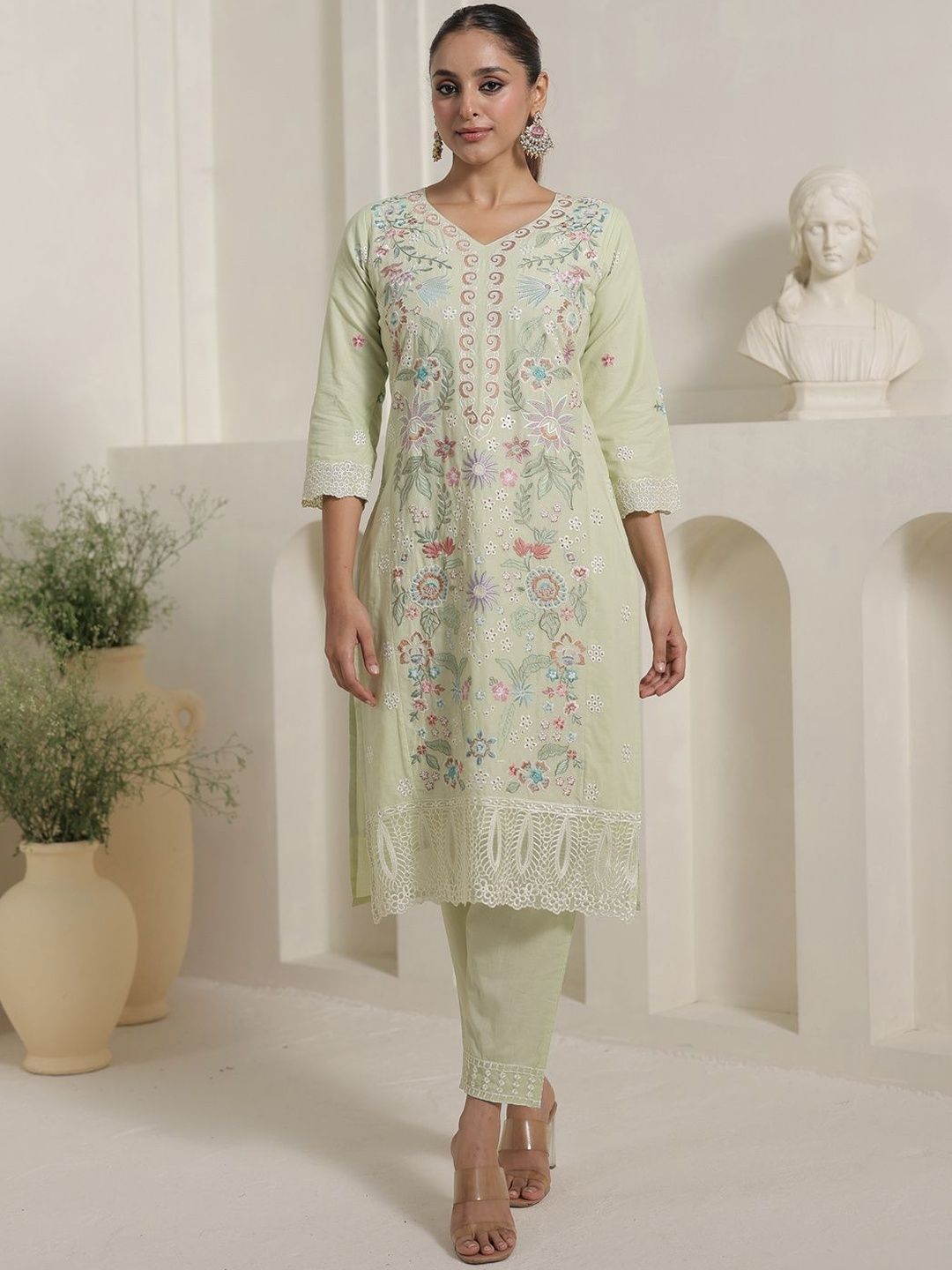 Women Floral Embroidered Thread Work Pure Cotton Kurta with Trousers & Dupatta