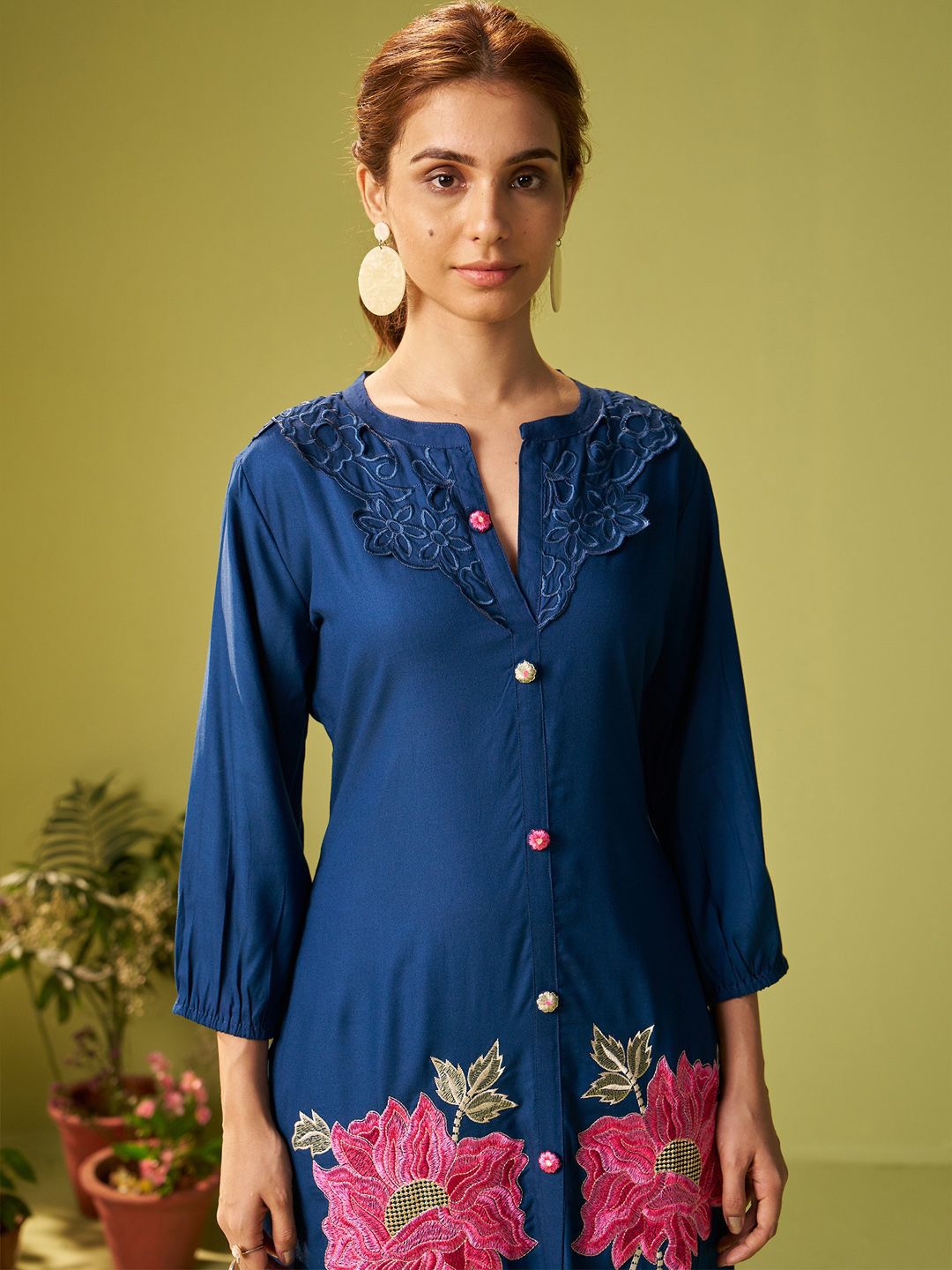 Women Floral Embroidered Kurta with Trousers