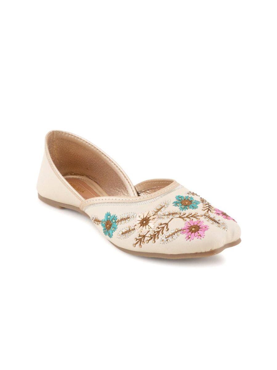 Dhiyona AK Embroidered Mojaris