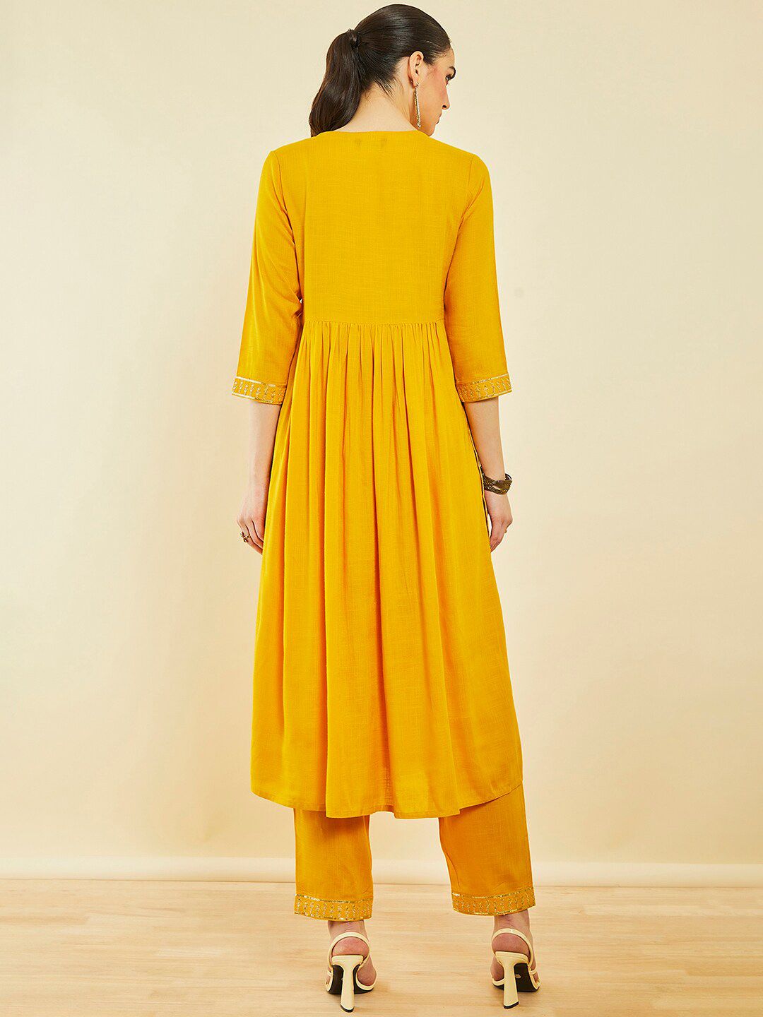 Dhiyona SO Women's Yoke Design Regular Sequinned Kurta With Trousers