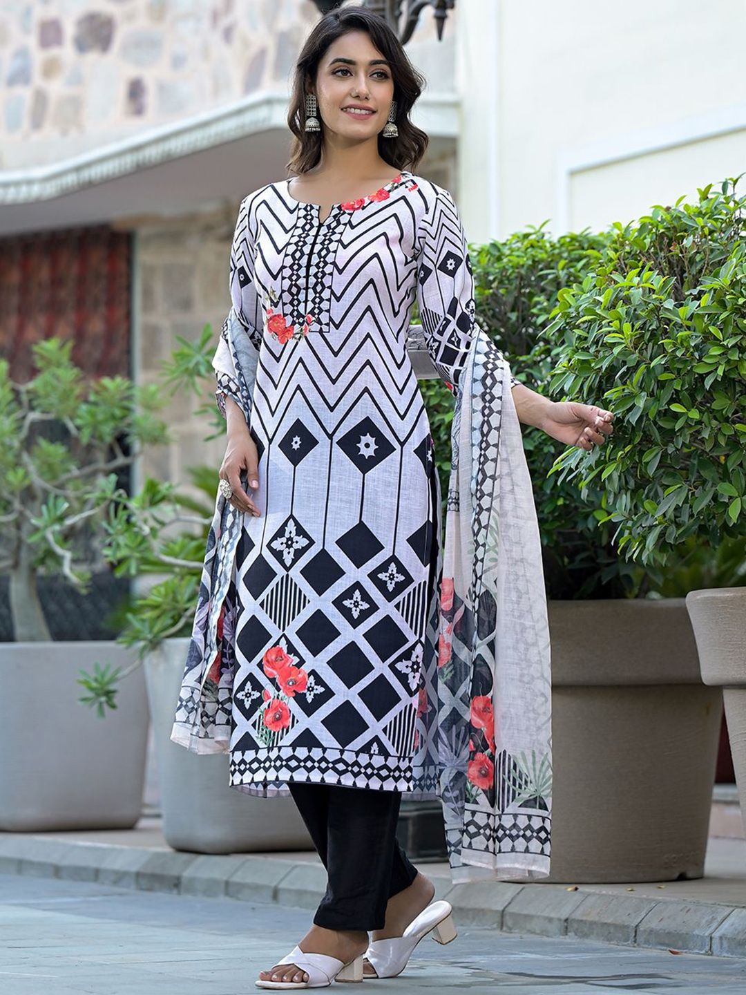 Dhiyona VA Women'sGeometric Printed Straight Kurta With Trousers & Dupatta