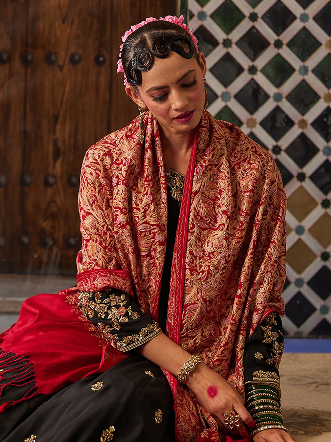 Dhiyona PA Women Floral Embroidered Shawl