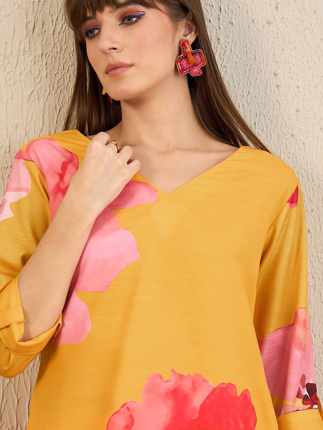 Dhiyona IE Floral Printed V-Neck Straight Kurta with Trousers