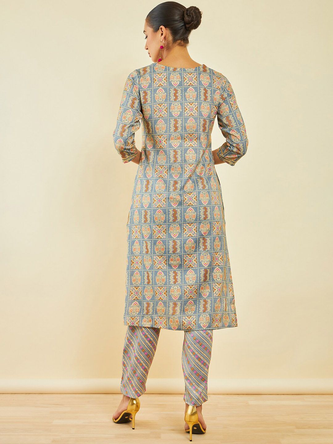 Dhiyona SO Women's Grey Ethnic Motifs Printed Gotta Patti Straight Kurta With Trousers