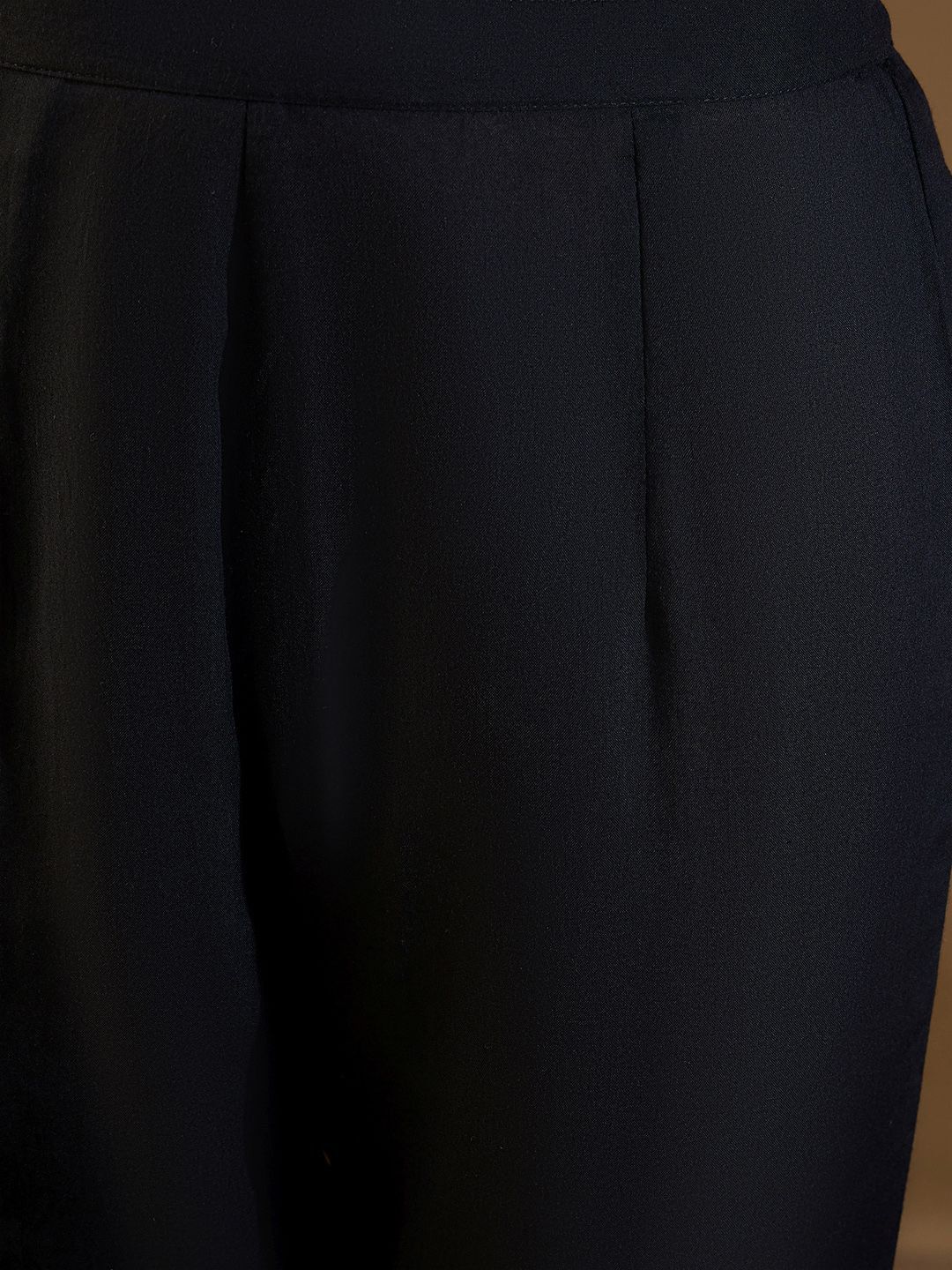 Women Floral Embroidered Regular Thread Work Linen Kurta with Trousers & With Dupatta