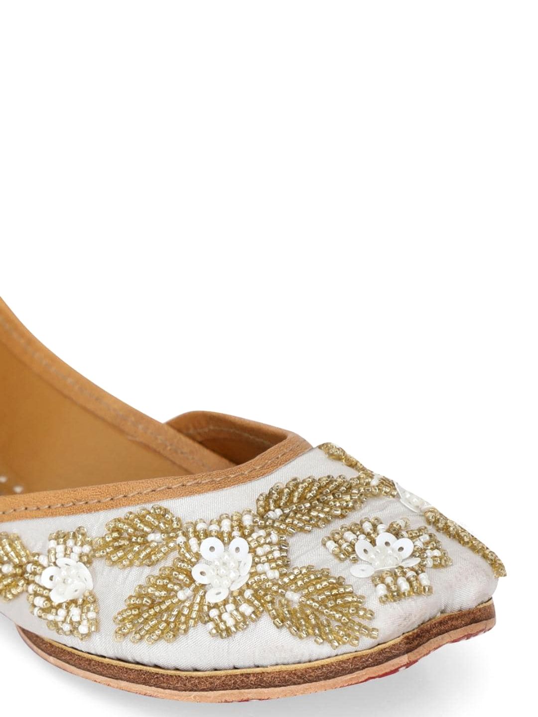 Dhiyona HOP Embroidered Ethnic Mojaris