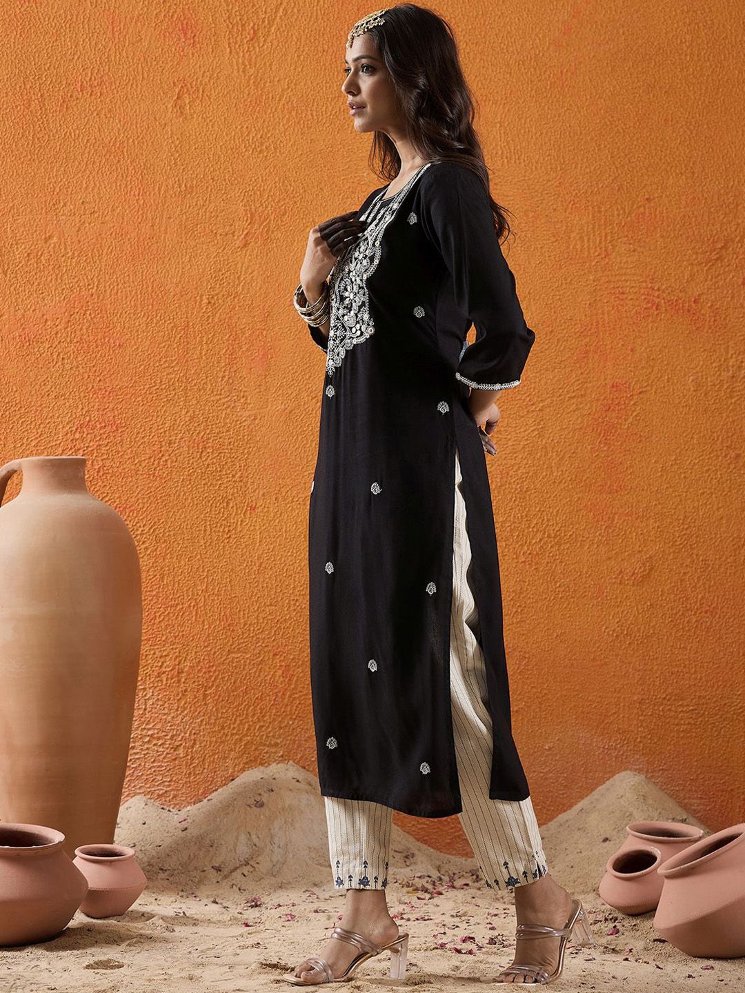 Dhiyona IE Floral Embroidered Notch Neck Thread Work Straight Kurta