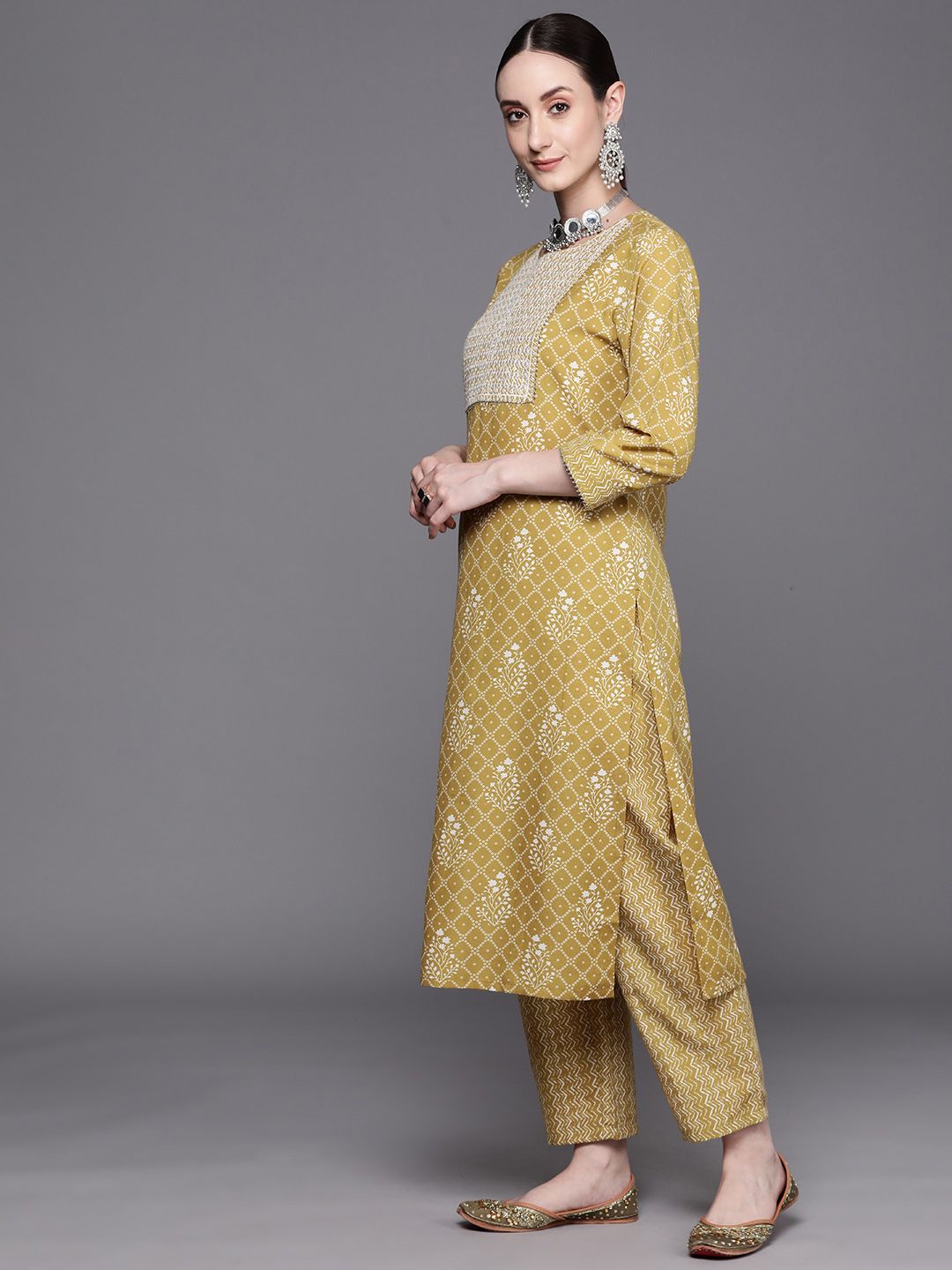 Bandhani Printed Regular Thread Work Pure Cotton Kurta With Trousers & Dupatta