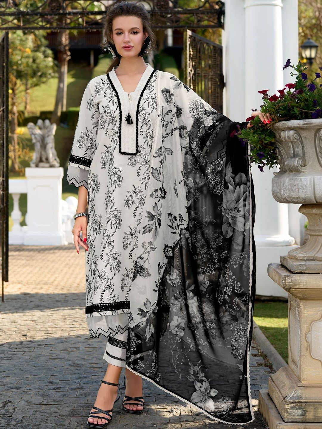 Women Floral Printed Regular Pure Cotton Kurta with Trousers & With Dupatta