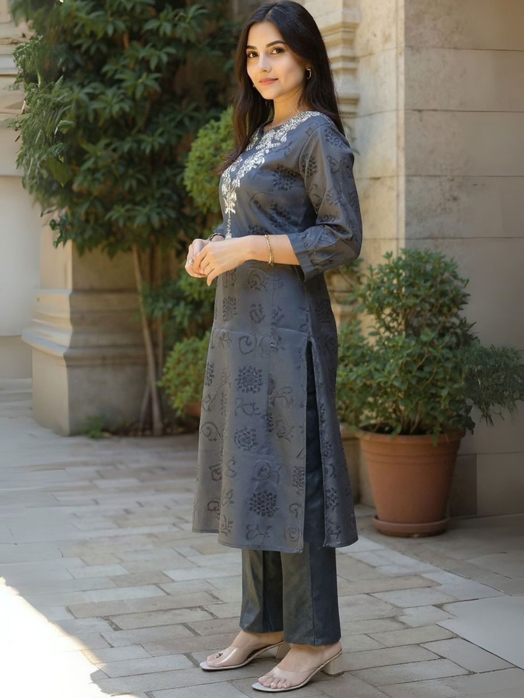 Women Geometric Printed Kurta with Trousers