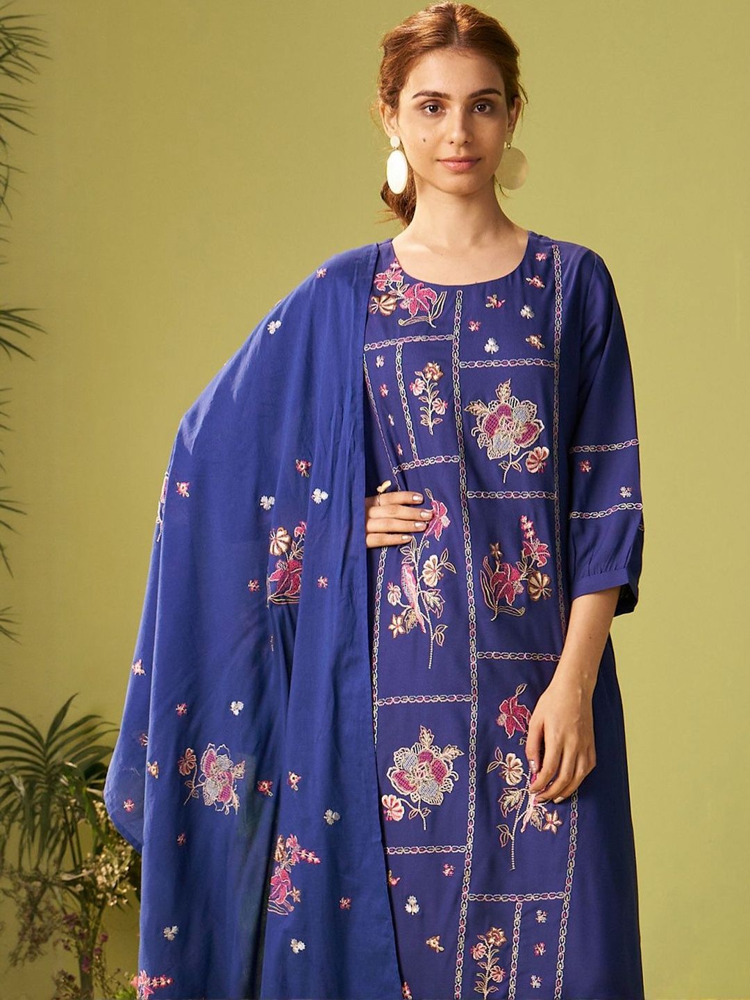 Women Floral Embroidered Thread Work Kurt Trousers & With Dupatta Kurta Sets