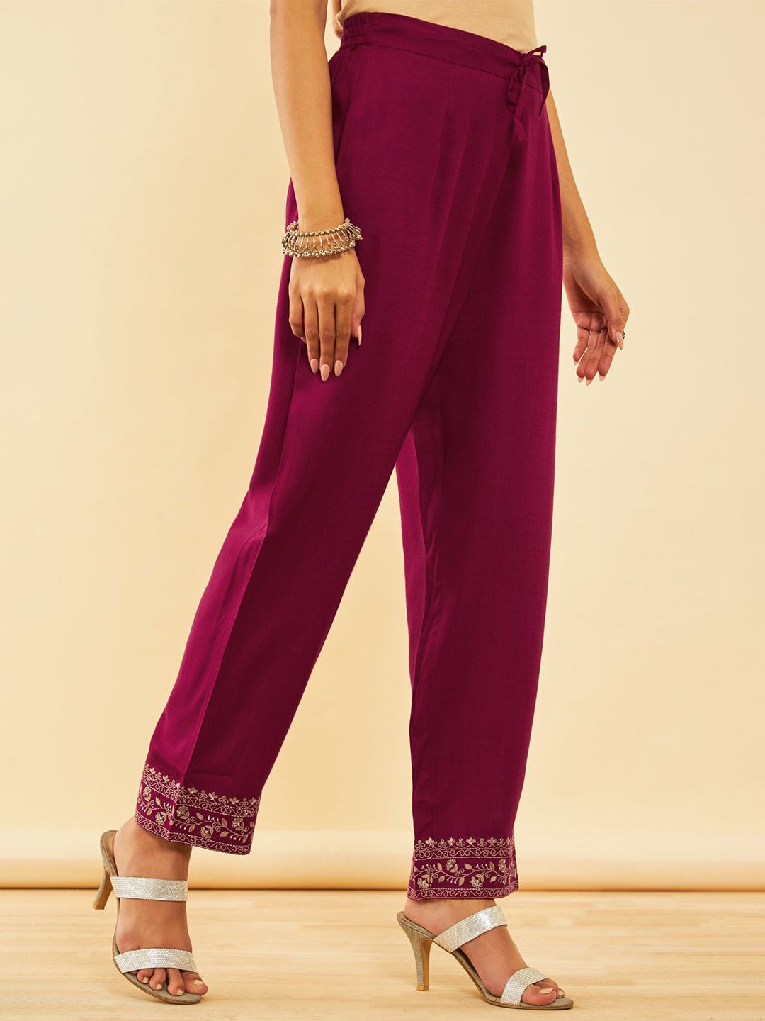 Dhiyona SO Women's Floral Yoke Design Regular Sequinned Kurta with Trousers