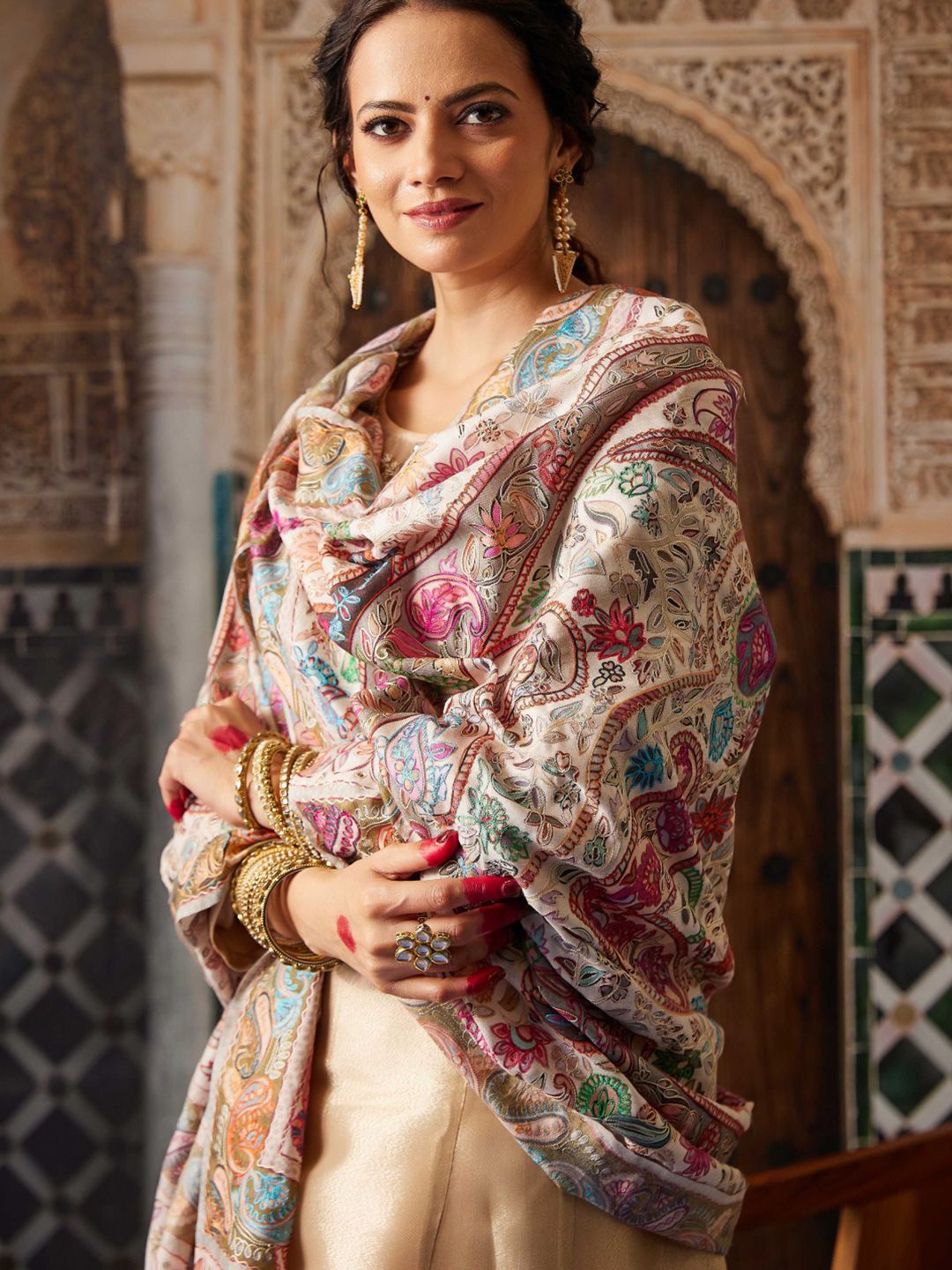 Dhiyona PA Women Floral Embroidered Shawl