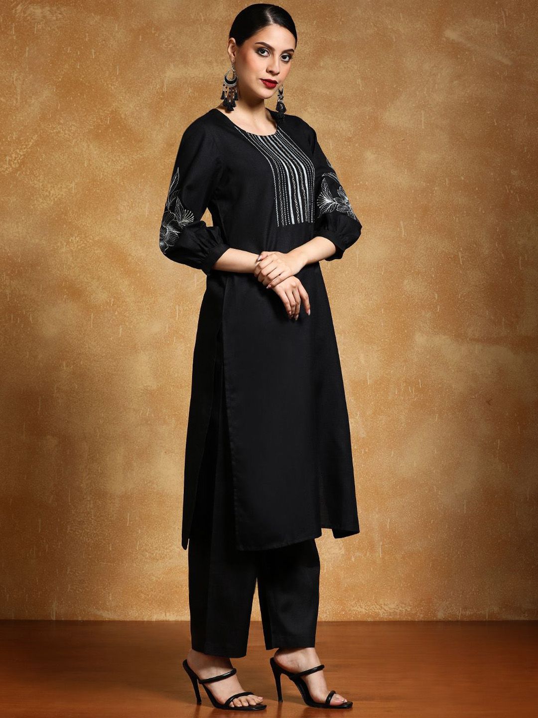 Dhiyona VA Women'sFloral Embroidered Thread Work Round Neck Straight Kurta With Trousers