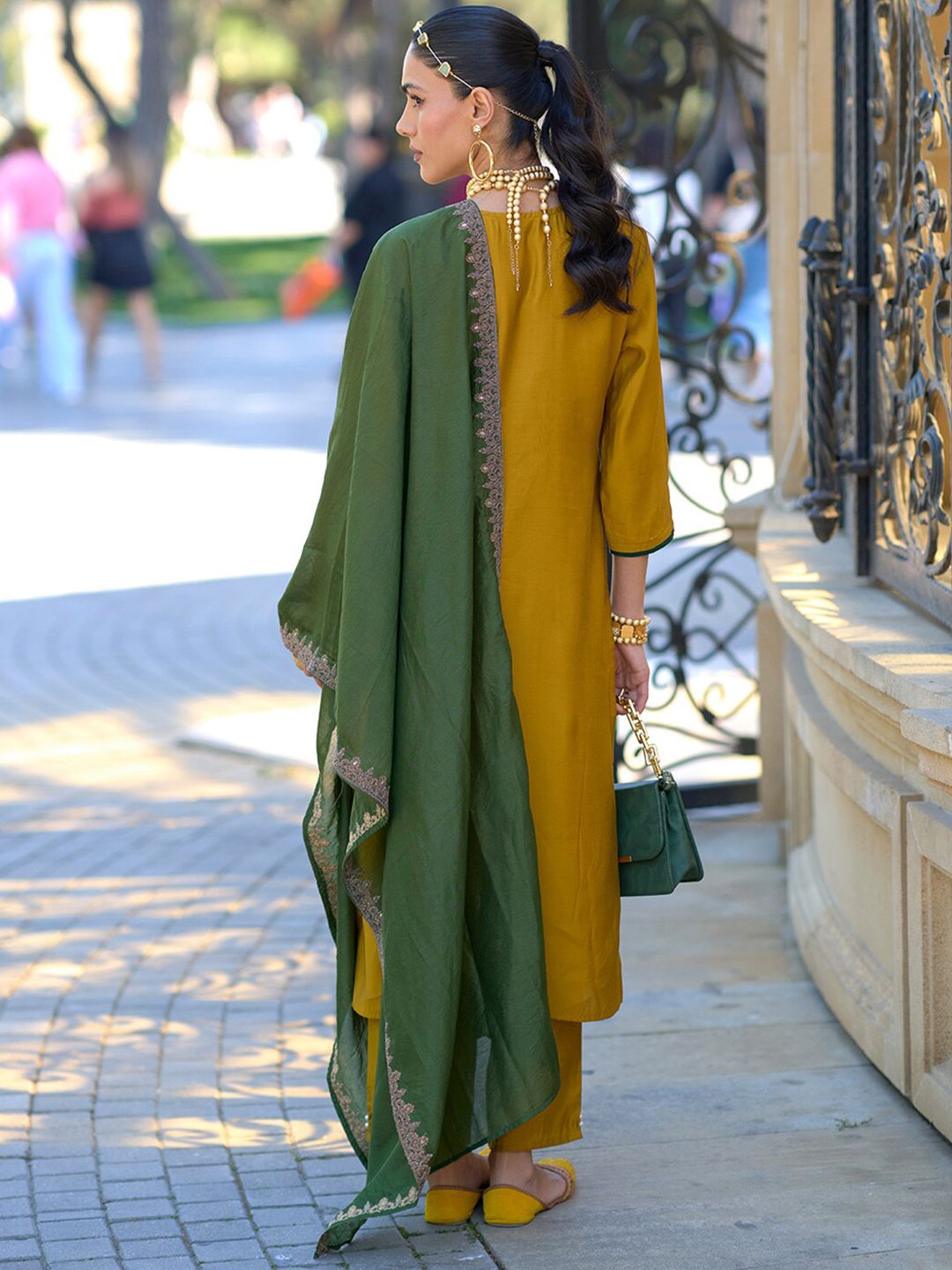 Ethnic Motifs Embroidered Regular Thread Work Straight Kurta Set