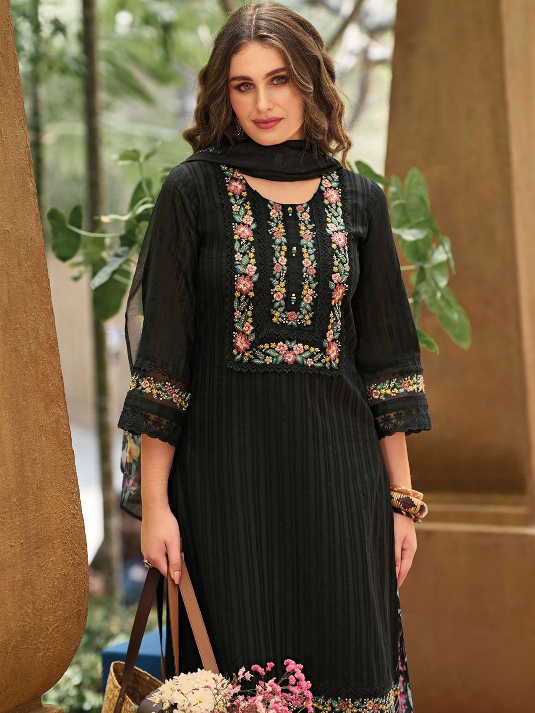 Women Floral Regular Thread Work Linen Kurta with Trousers & With Dupatta