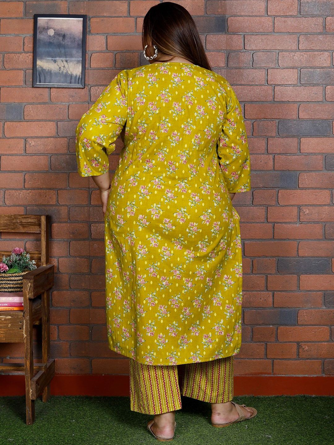 Dhiyona KL Women Floral Printed Regular Sequinned Pure Cotton Kurta with Trousers & With Dupatta