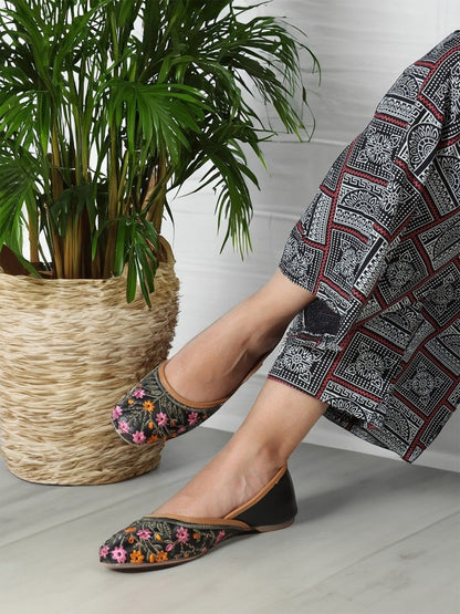 Dhiyona AK Black & Pink Embroidered Ethnic Mojaris