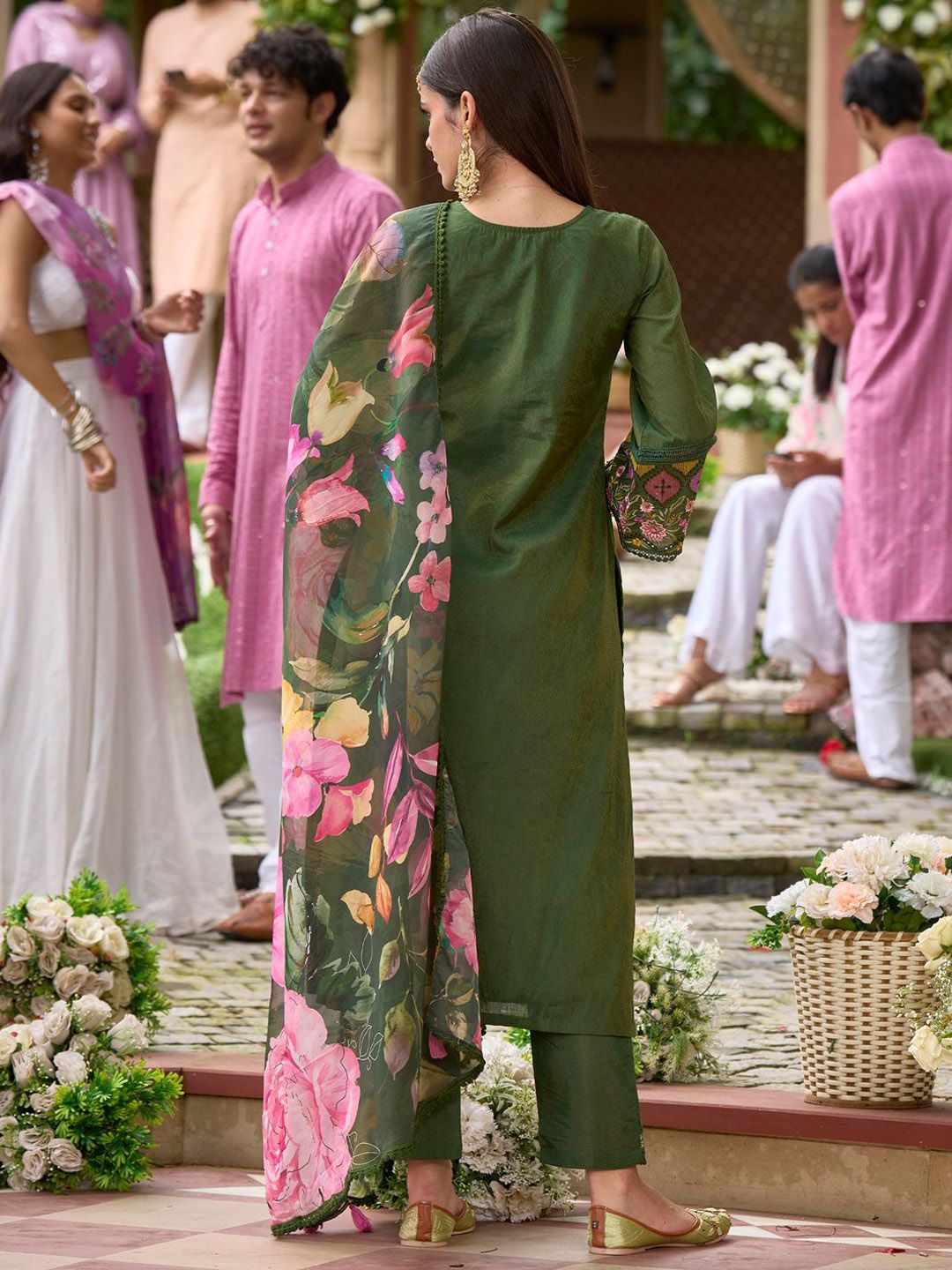 Women Floral Embroidered Panelled Thread Work Kurta with Trousers & With Dupatta