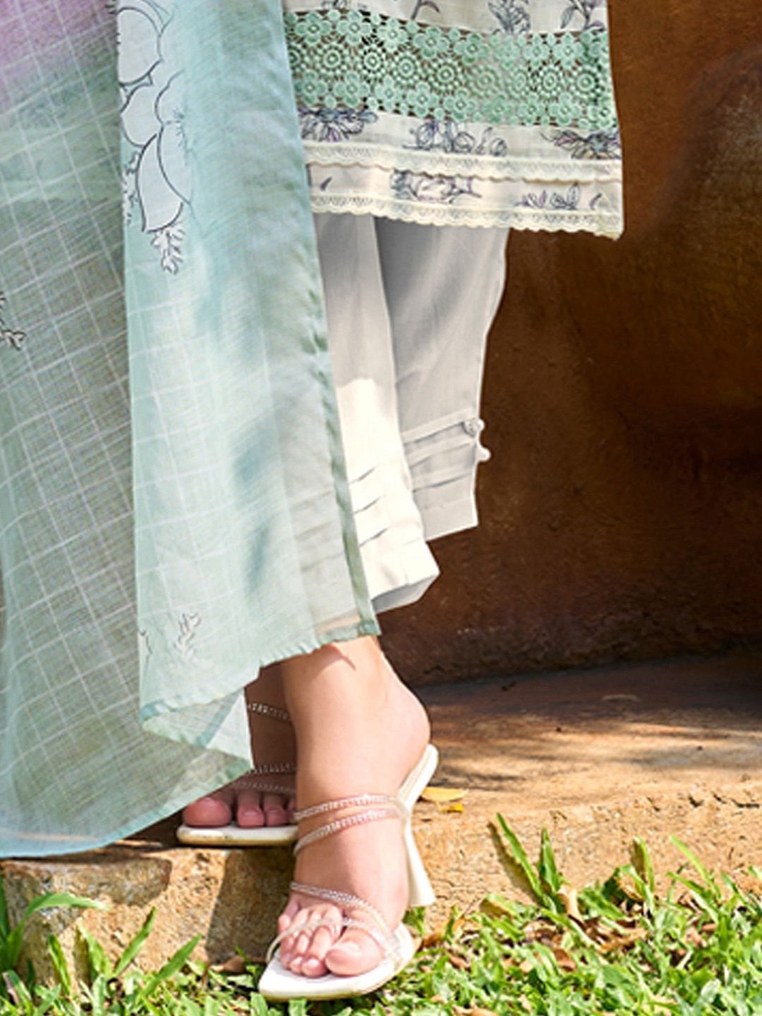 Dhiyona IE Floral Printed Regular Thread Work Pure Cotton Kurta with Trousers & With Dupatta