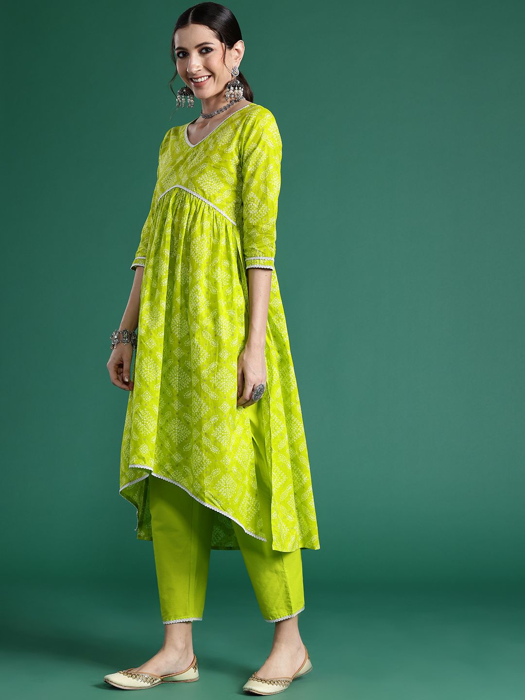 Dhiyona IE Women Bandhani Printed Empire Thread Work Pure Cotton Kurta with Trousers & With Dupatta